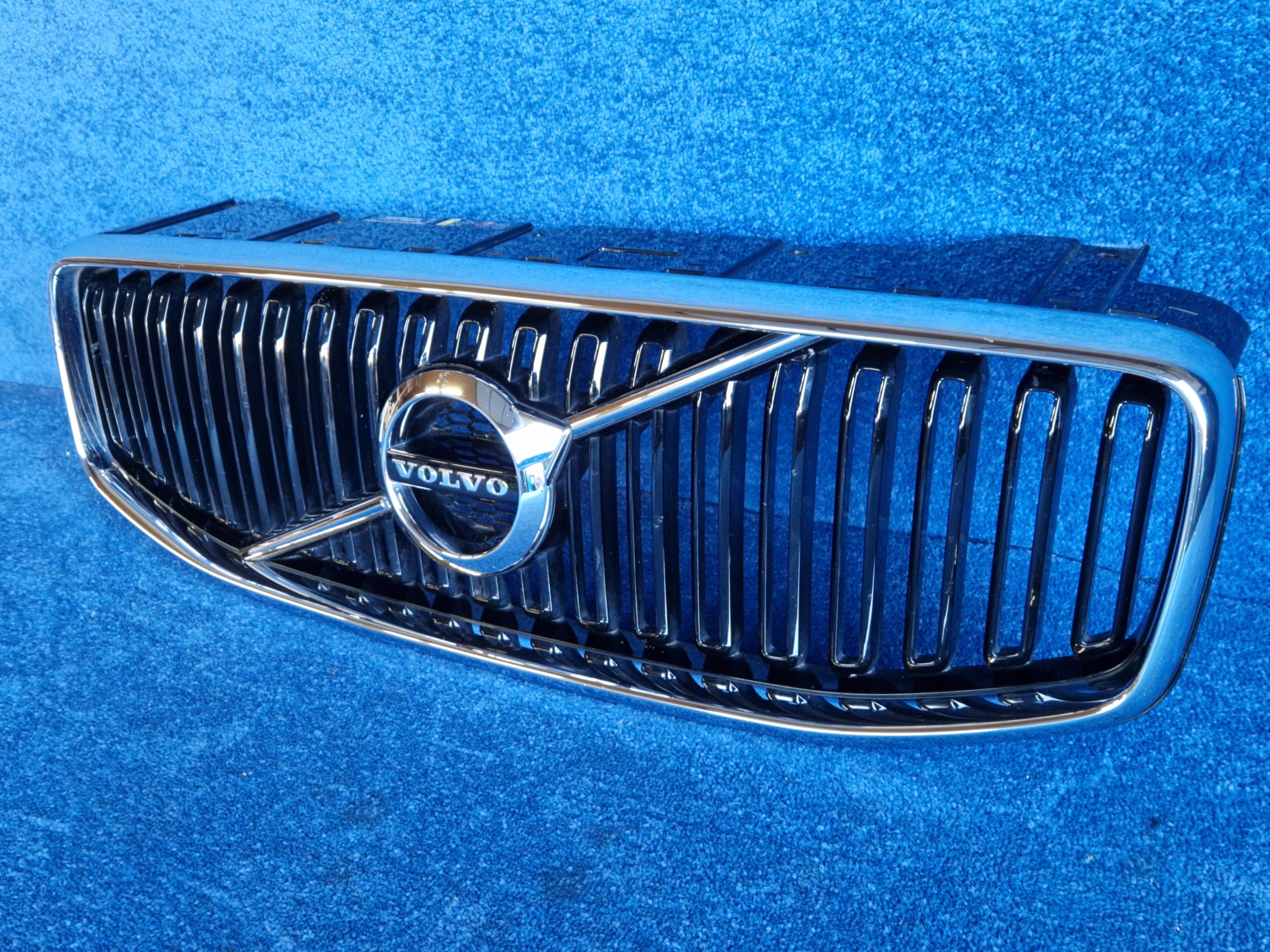 VOLVO XC60 II front PREKLADgrill radiator 31425532 31425533 OPIS!