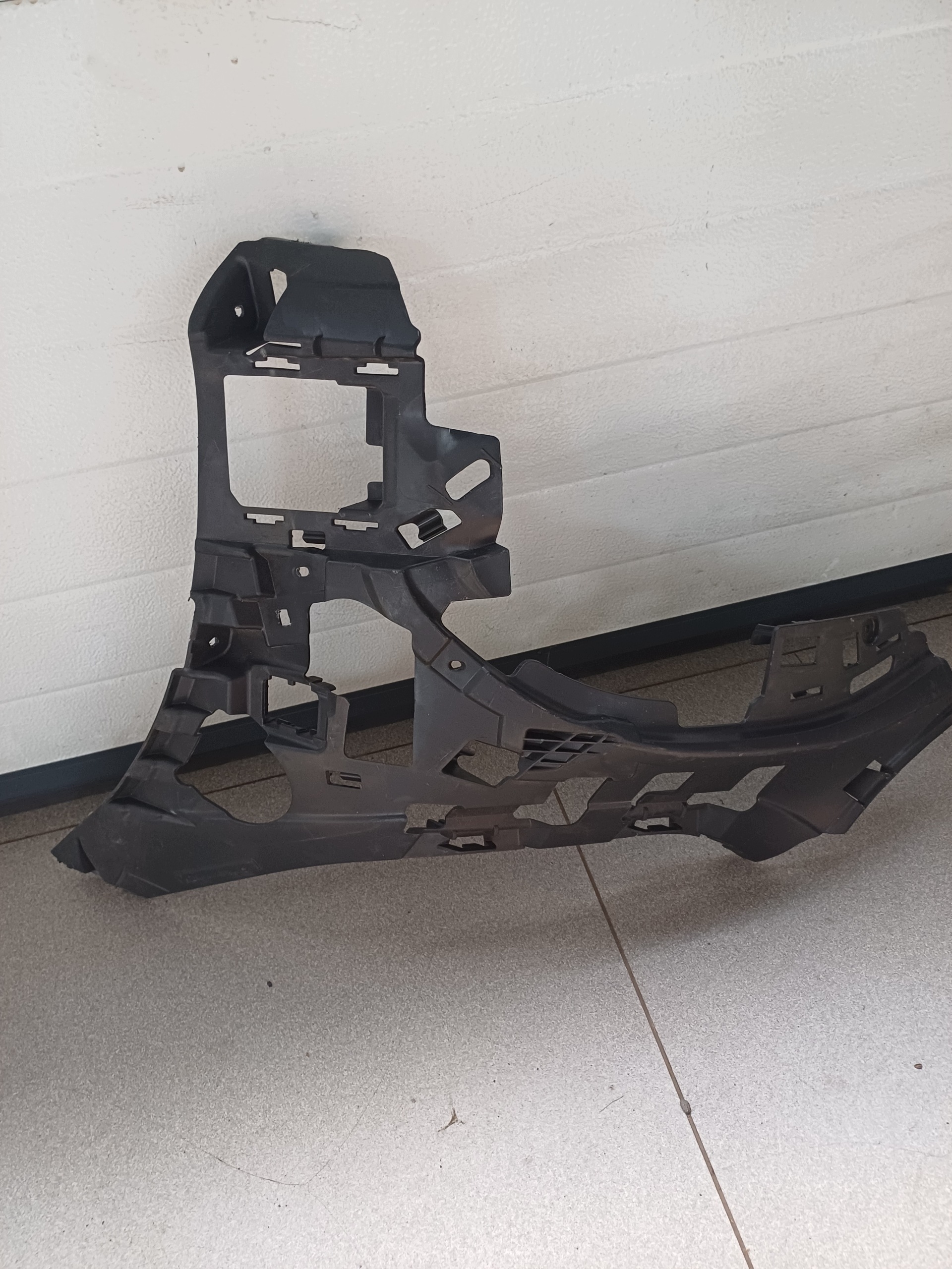 bumper bracket left front front MERCEDES C- KLASA W 206 A2068851501