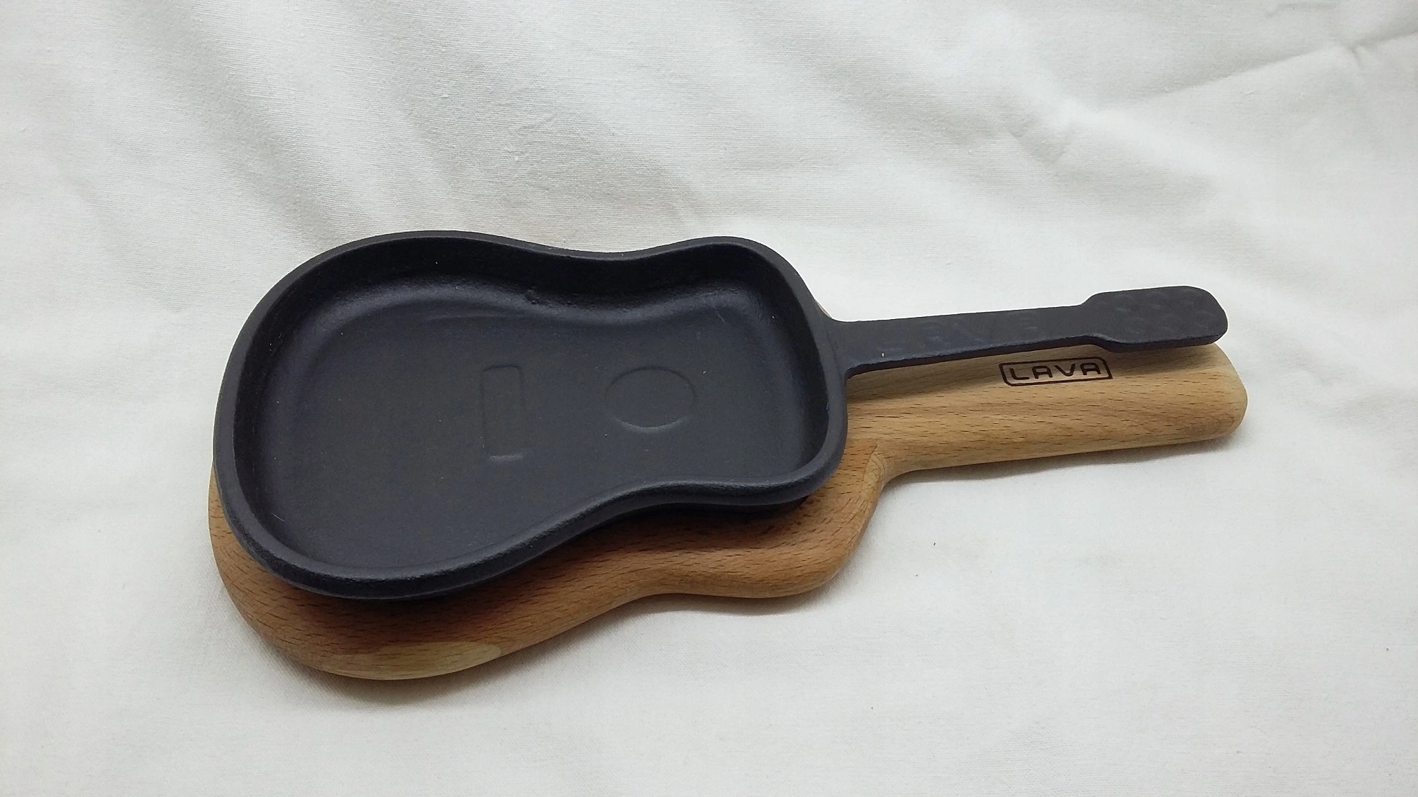Gitara liatinový tanier s dreveným podstavcom