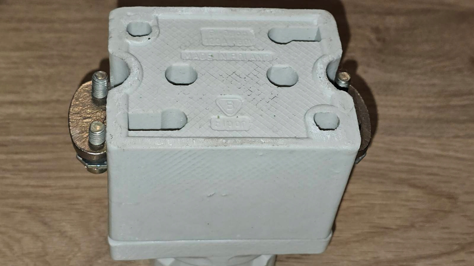 GNIAZDO PORCELANOWE BEZPIECZNIKOWE TYP Bi-Gsop 100A 660V Kod producenta Bi-Gsop 100A 660V