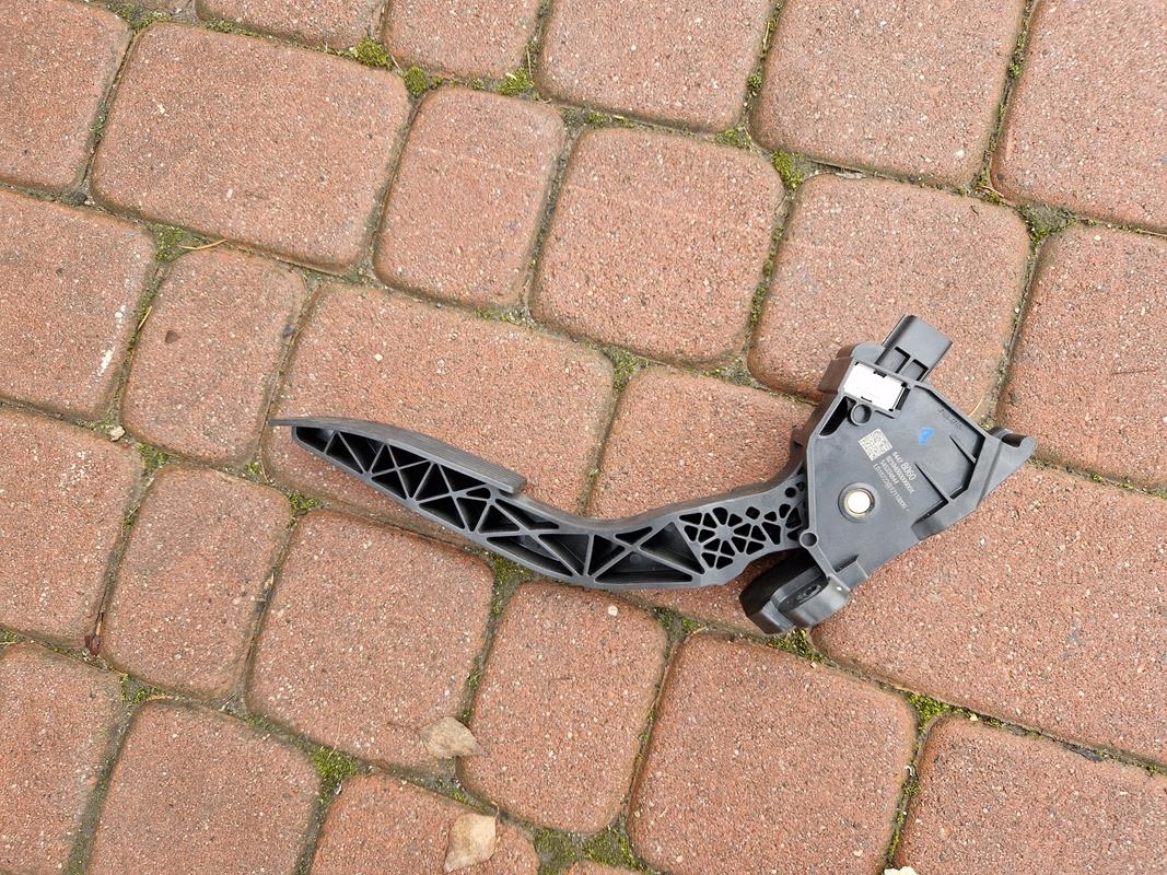 accelerator pedal europa Opel Insignia B 84478060