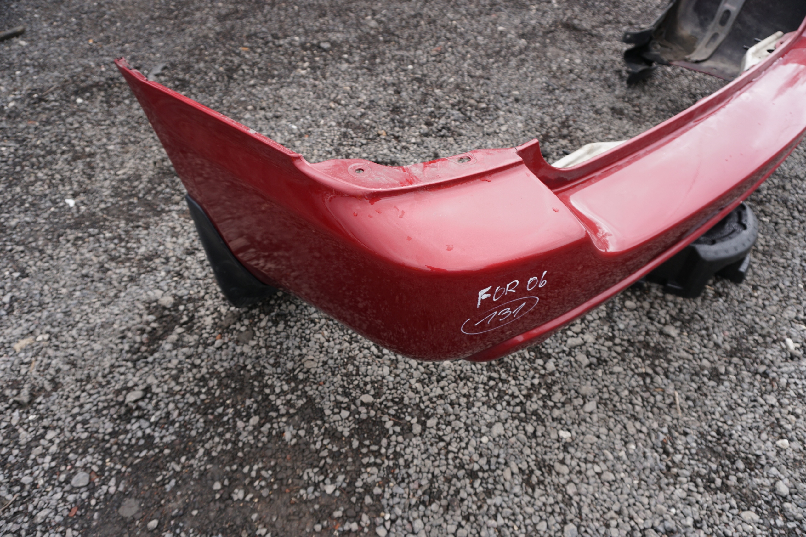 SUBARU FORESTER II SG ZDERZAK TYLNY 33J 57704SA012 Kolor czerwony