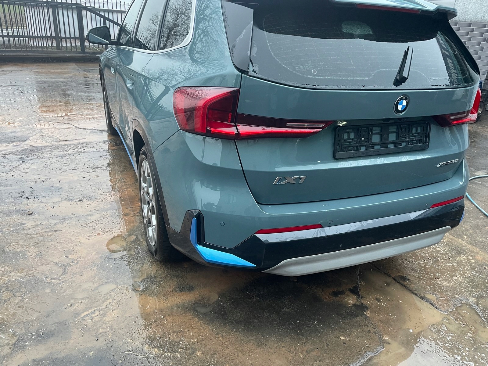 BMW IX1 U11 PAS TYLNY ĆWIARTKA TYŁ PRAWA LEWA Producent części BMW OE