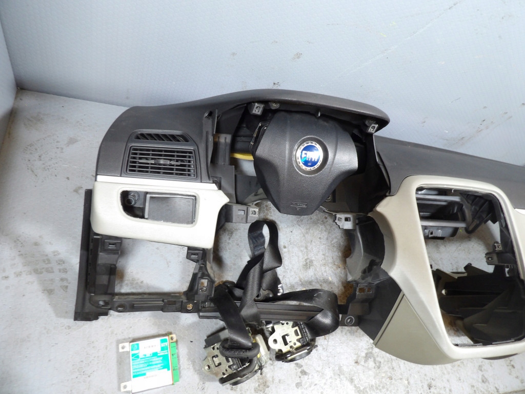 FIAT GRANDE PUNTO console dashboard airbag cockpit