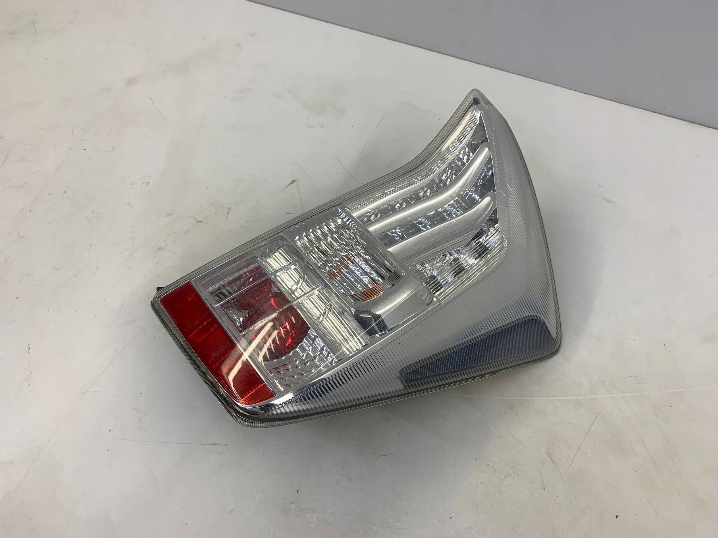 LAMPA TYLNA PRAWA TOYOTA PRIUS III XW30