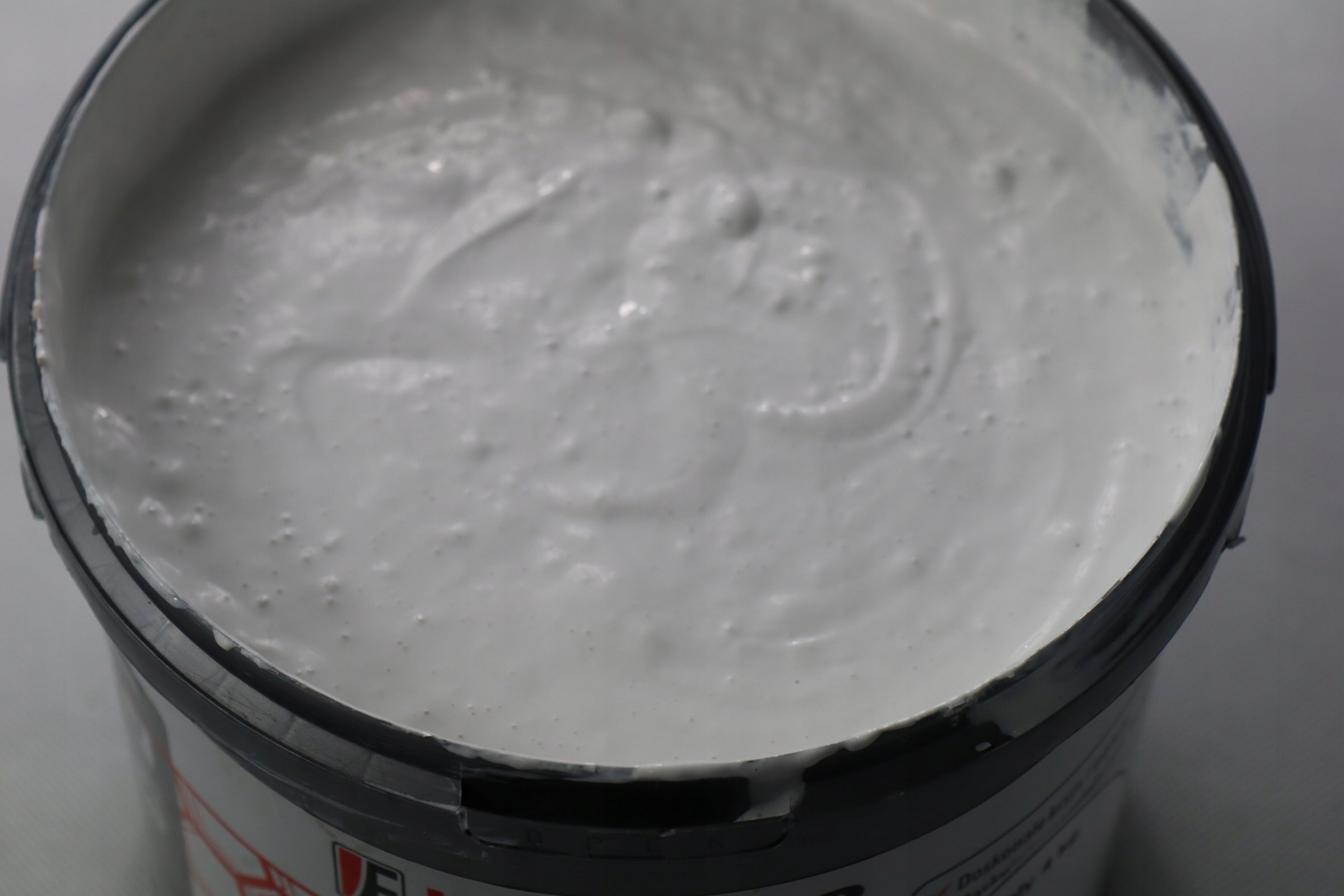 POWŁOKA MEMBRANA NA DACH POD PANELE FOTOWOLTAICZNE PAPA W PŁYNIE BIAŁA 7 KG Kolor biel