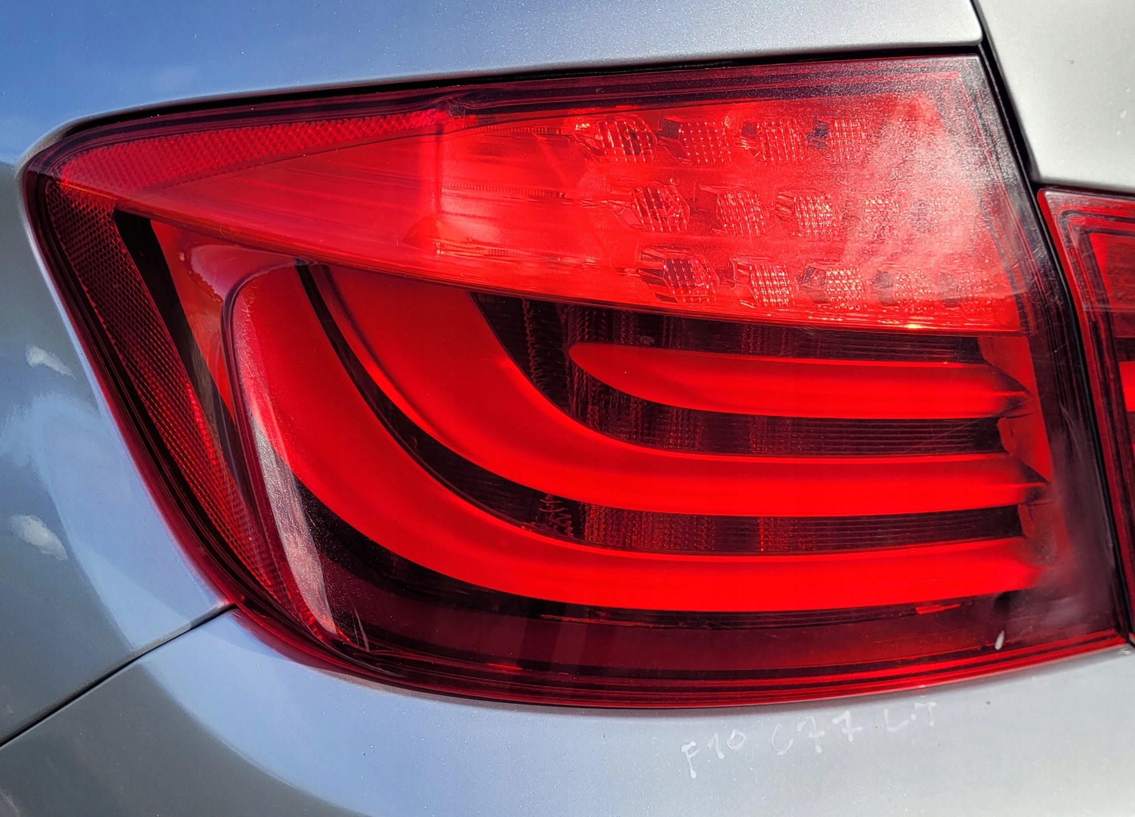 LAMPA W BŁOTNIK LEWY TYŁ TYLNA BMW F10