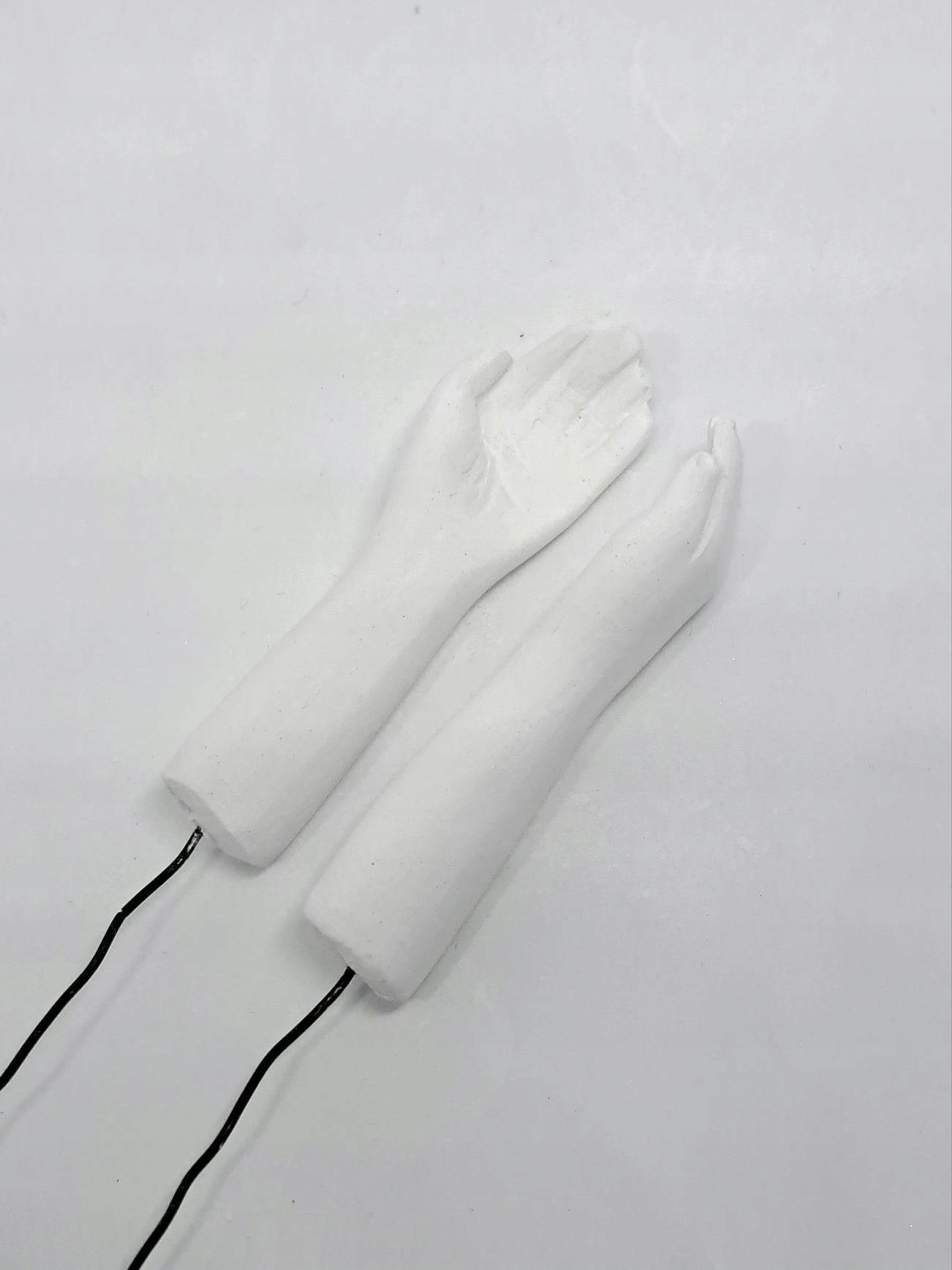 

Rączki gipsowe z drutem