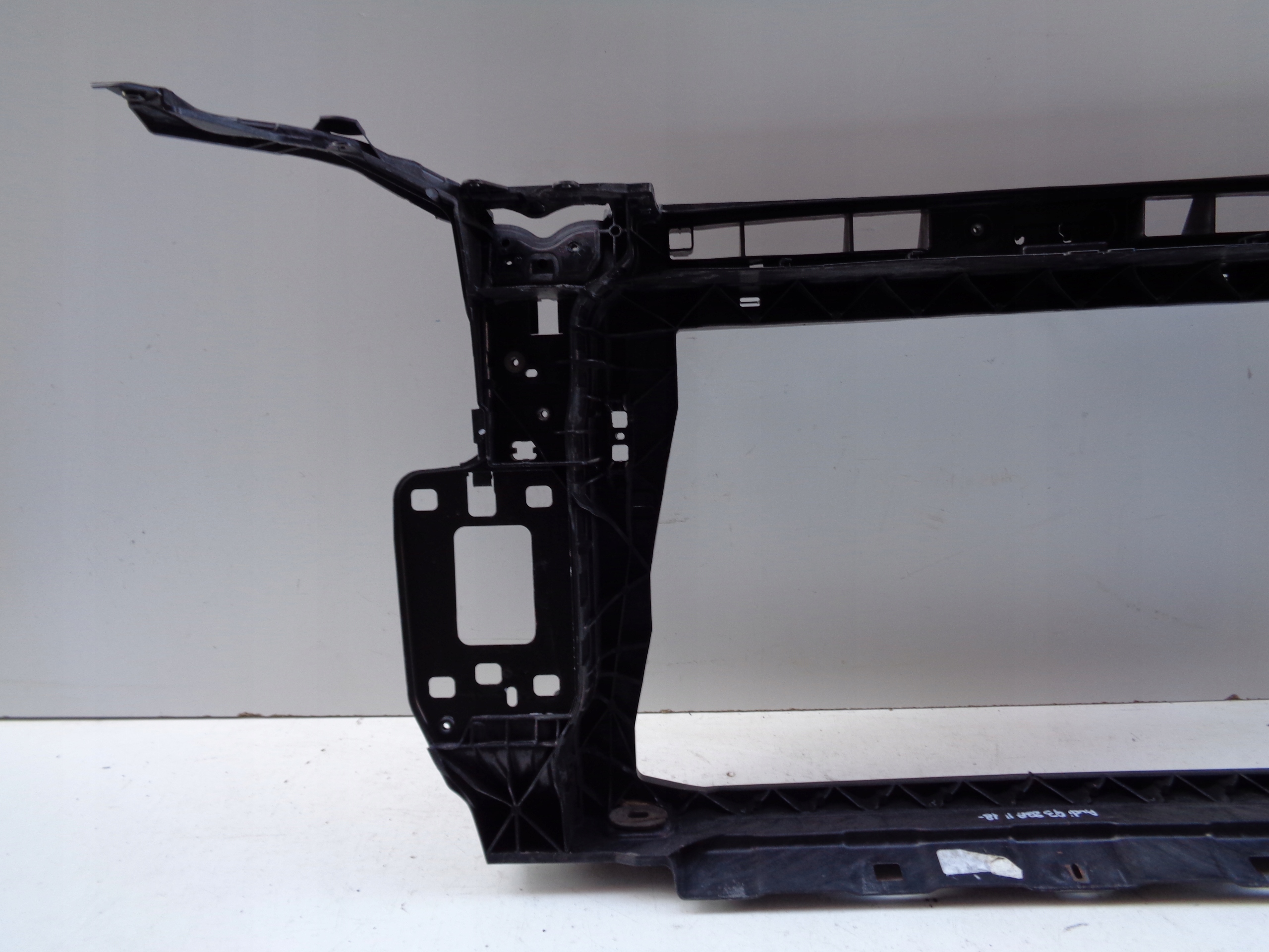 bar, wall front AUDI Q3 II 83A 18