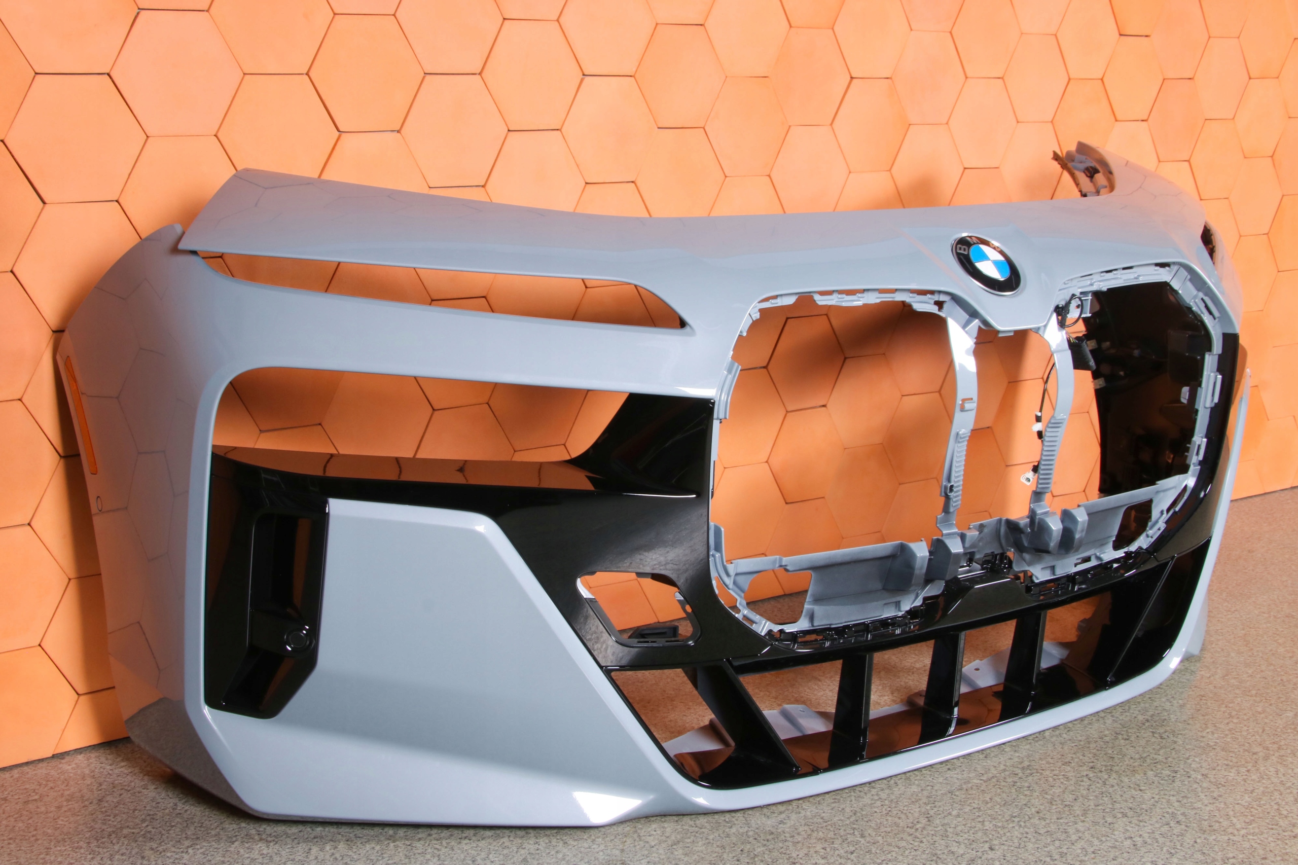 BMW 7 G70 i7 m-packet bumper front USA colour C4P