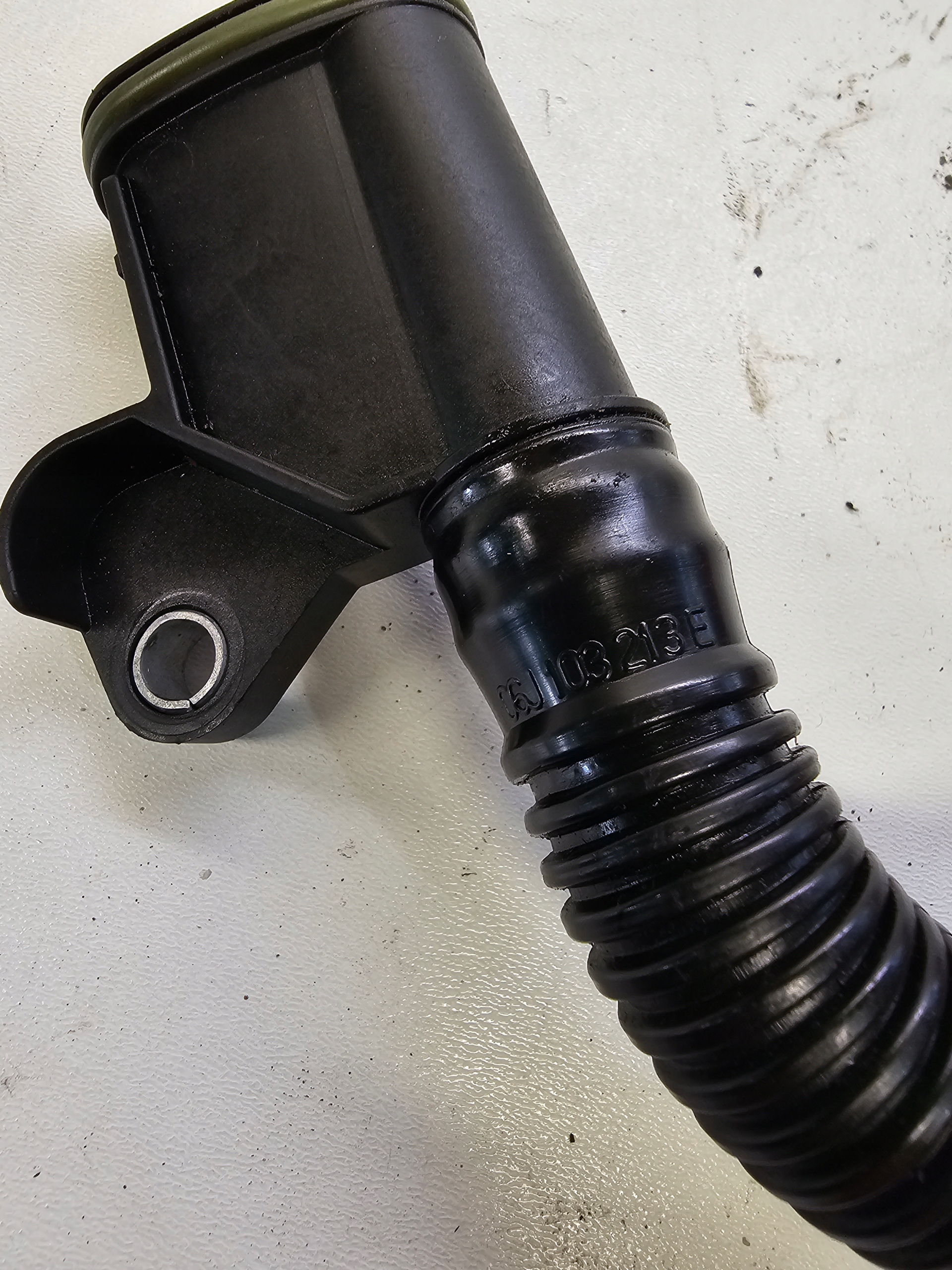 PRIJENOS ODPOWIETRZAJACY AUDI A4 A5 06J103213E