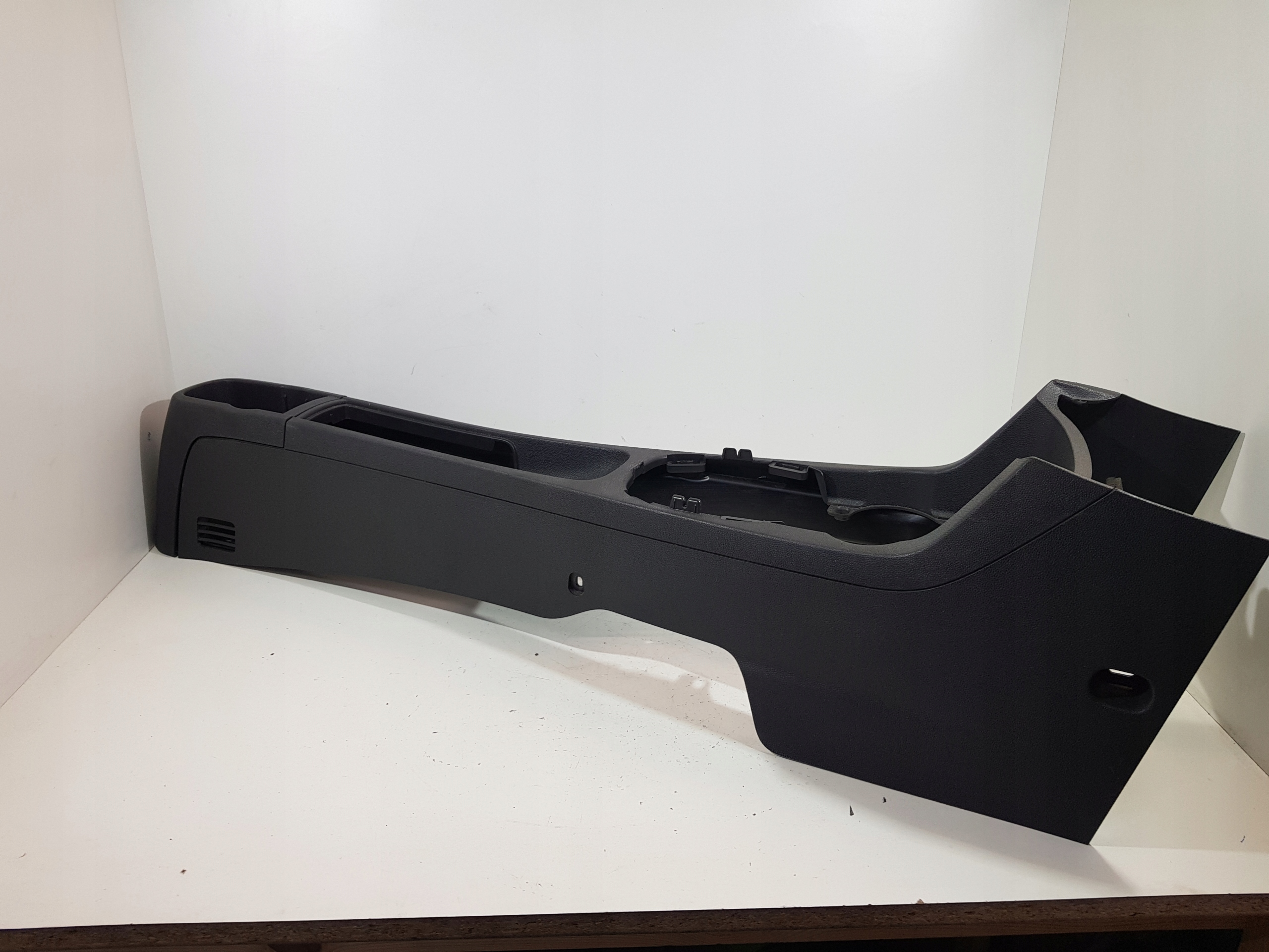 ЦЕНТРАЛЬНИЙ ТУНЕЛЬ OPEL CORSA D 13180764