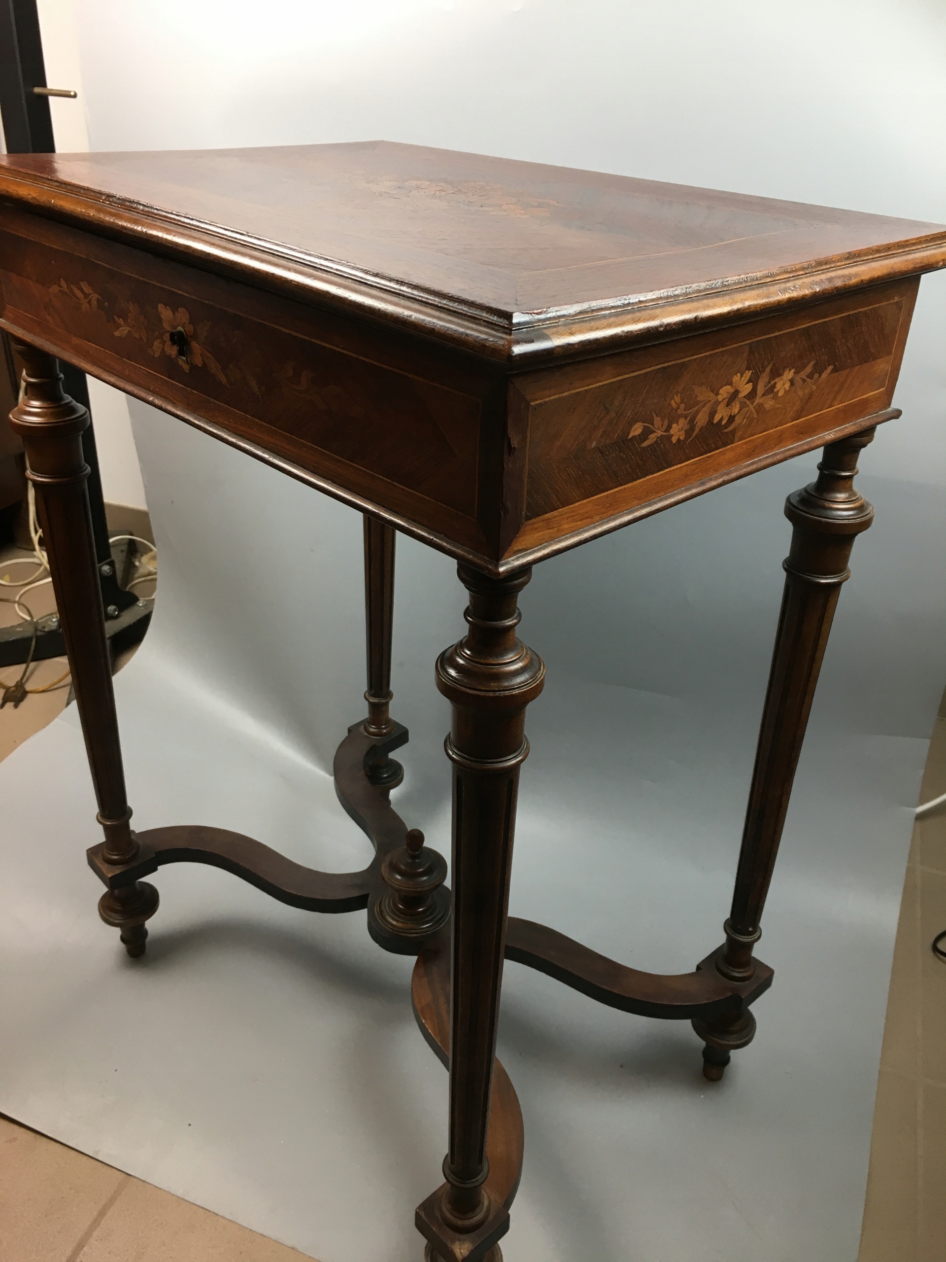 Stolik niciak Napoleon III