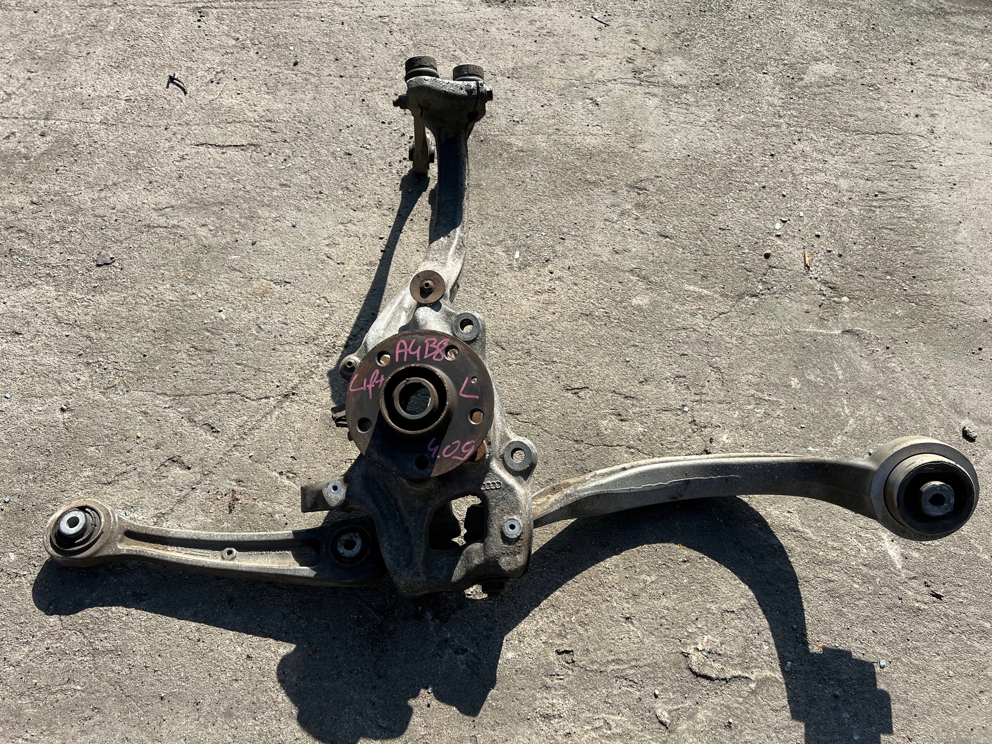 AUDI otoč levá přední levý předek ramene 4G0407241C 8K0407257ABS