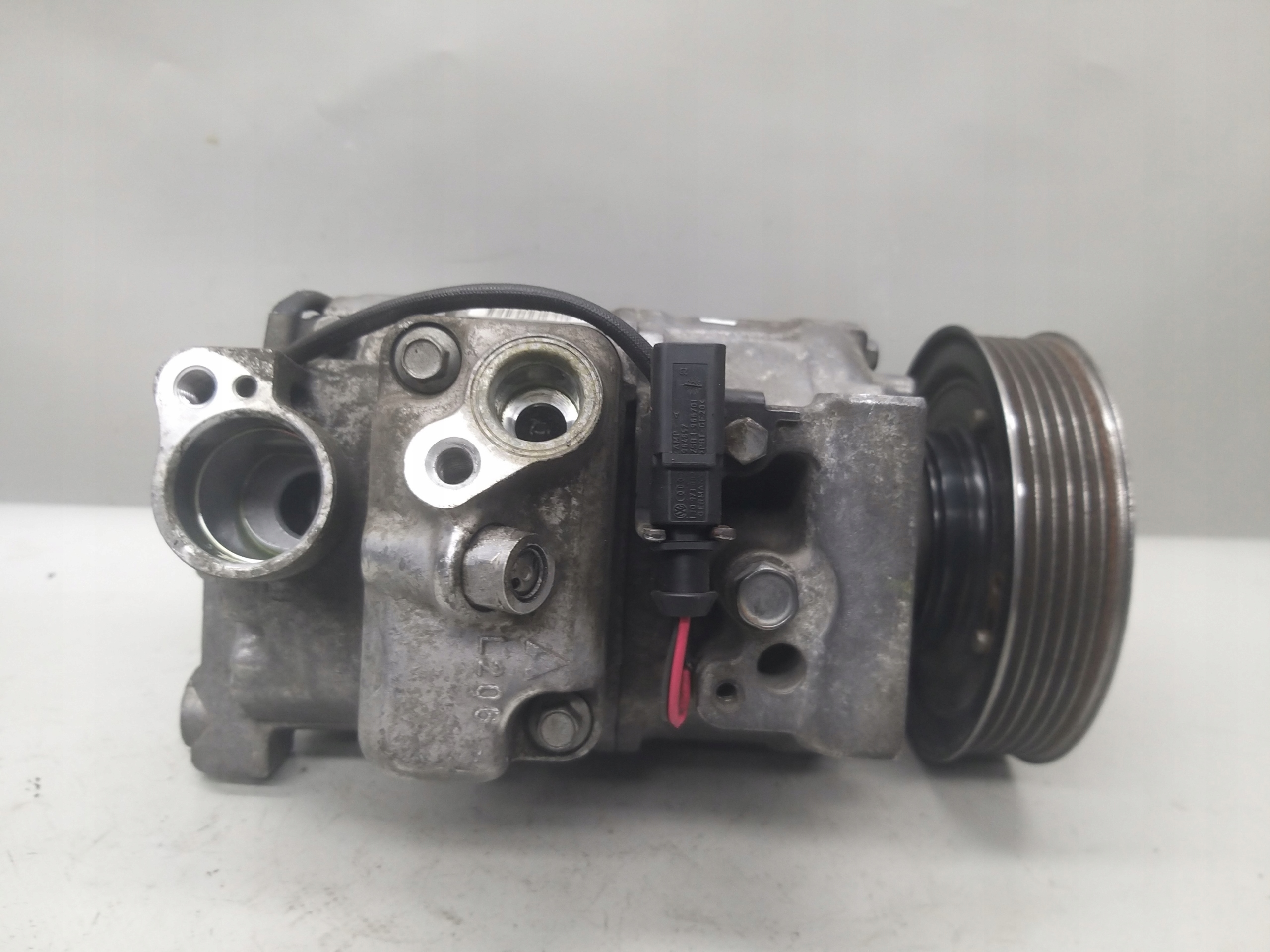 компрессор кондиционера 140A 14V 2.0 b Alt PASSAT B5 A4 B6 130KM 8E0260805AF