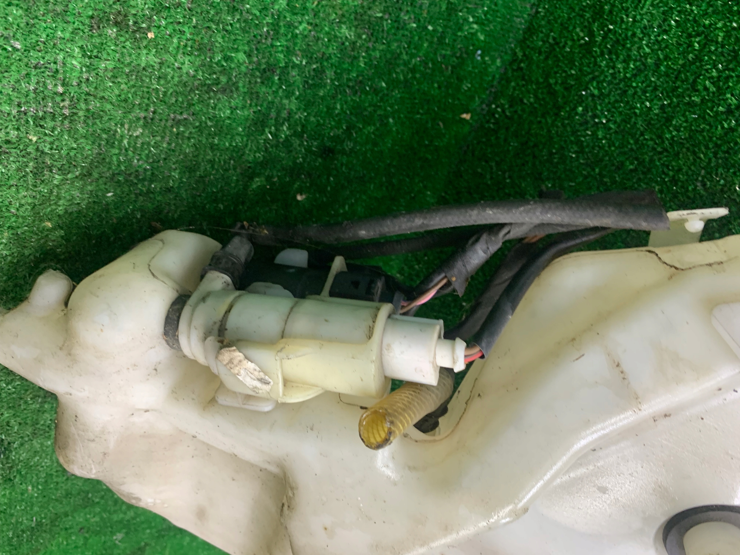 washer fluid tank MERCEDES W211 2118601660