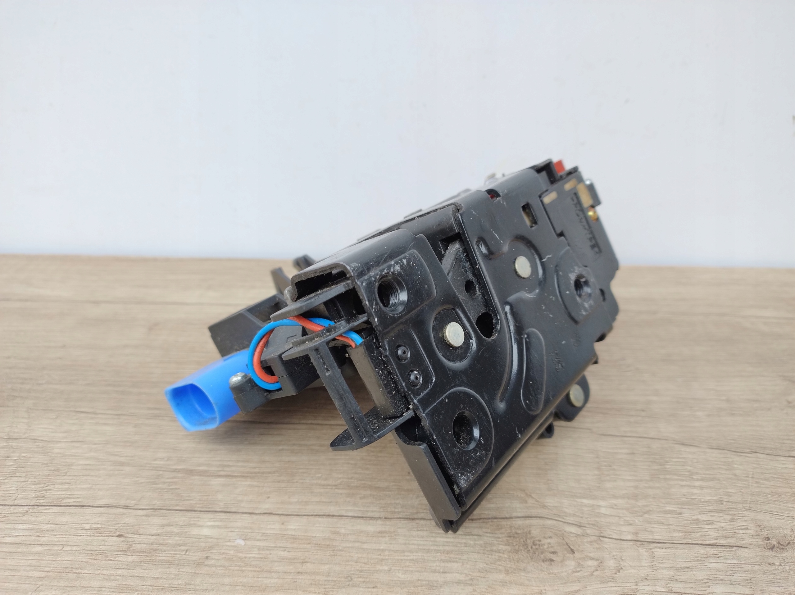 lock door right front VW PHAETON SEAT SKODA AUDI 3D1837016 K69/009