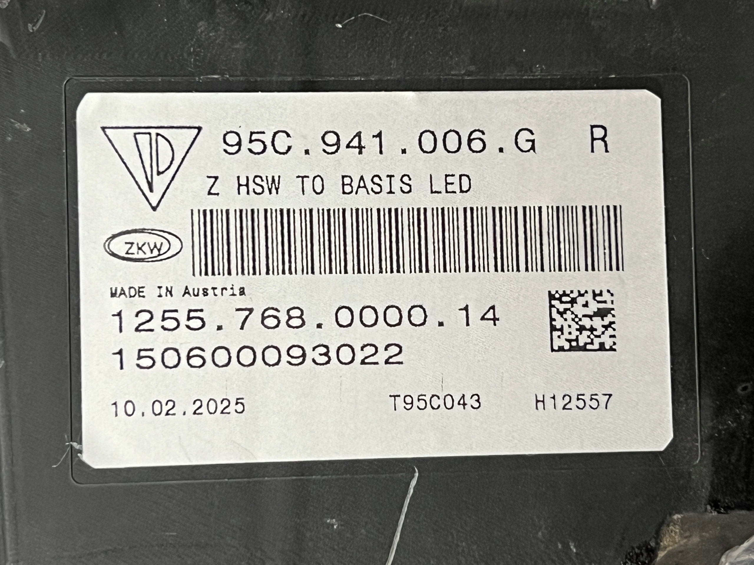 light right front Porsche Macan 95C 2024 95C941006G BASIS LED