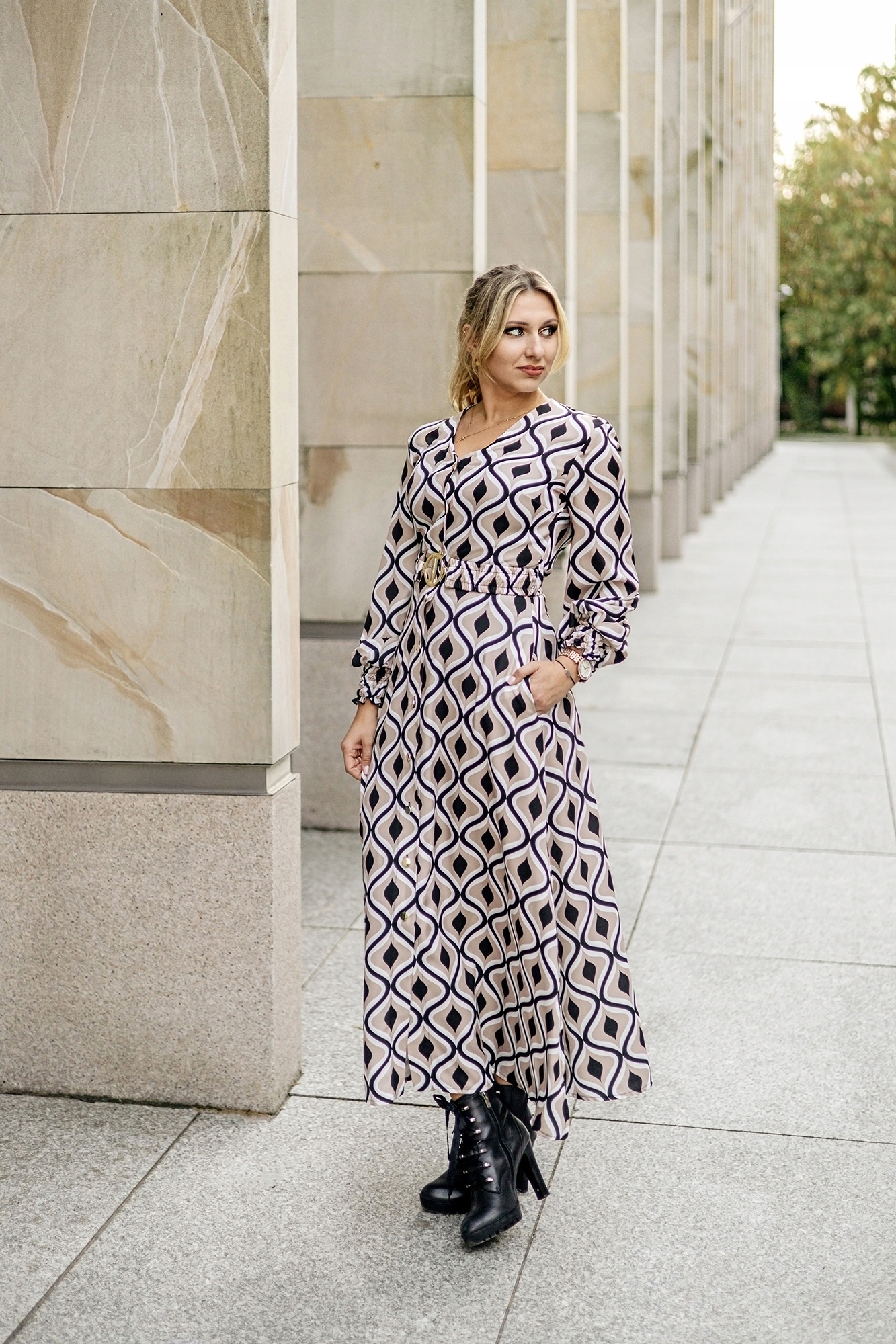 Šaty maxi s dvojitým rozparkem a ozdobným páskem béžová