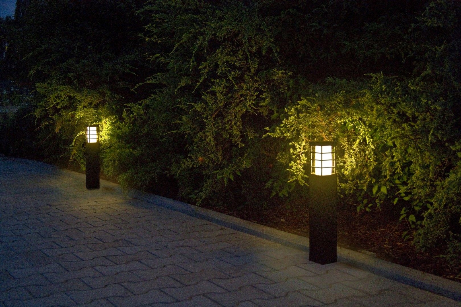 Záhradný stĺpik s vstavaným krytom na parkovisko park Rado II 2, strieborný