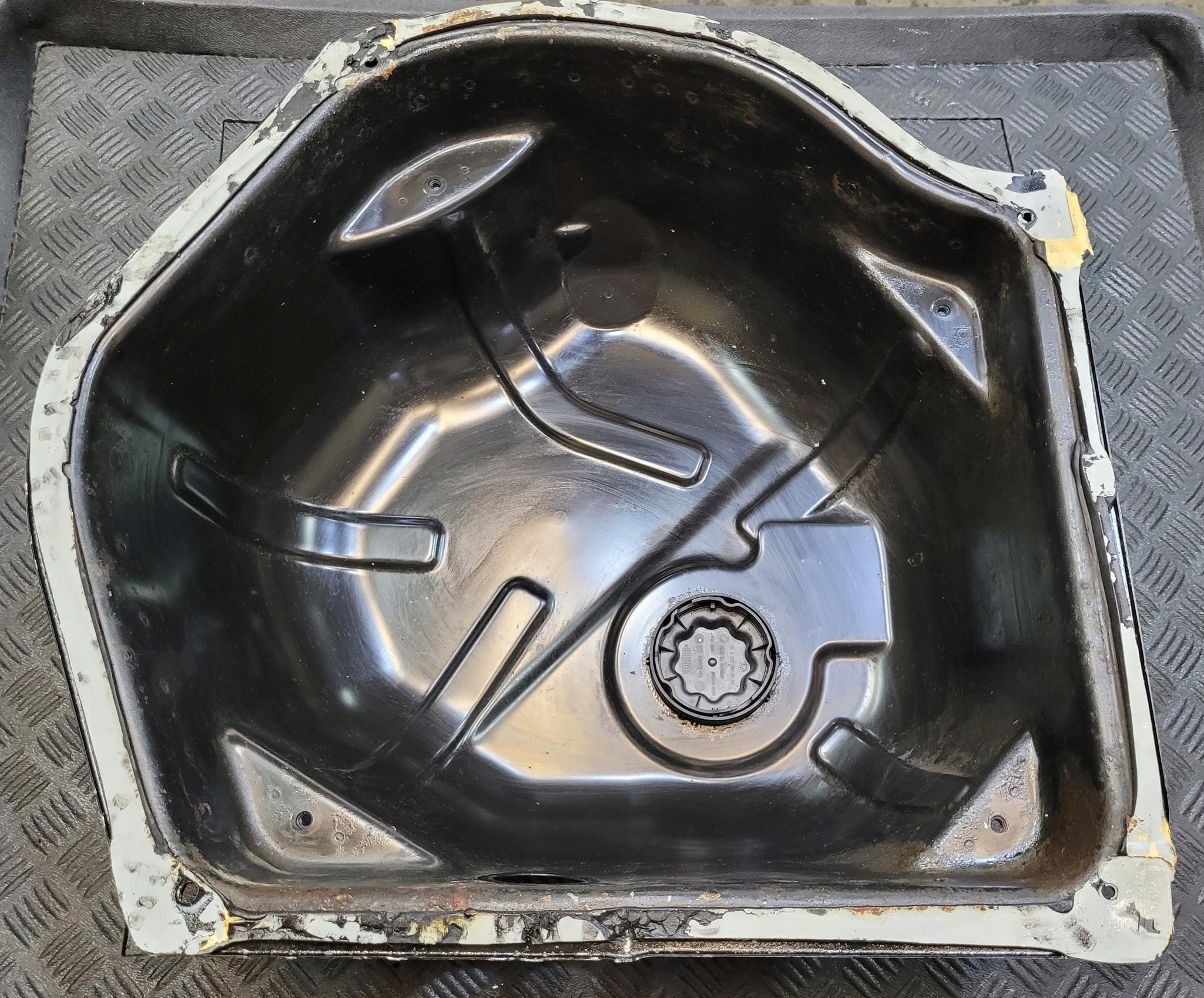 LADEBODEN Blende Abdeckung Behälter ADBLUE A2126101400 MERCEDES E W212 Sedan 2.2 D CDI