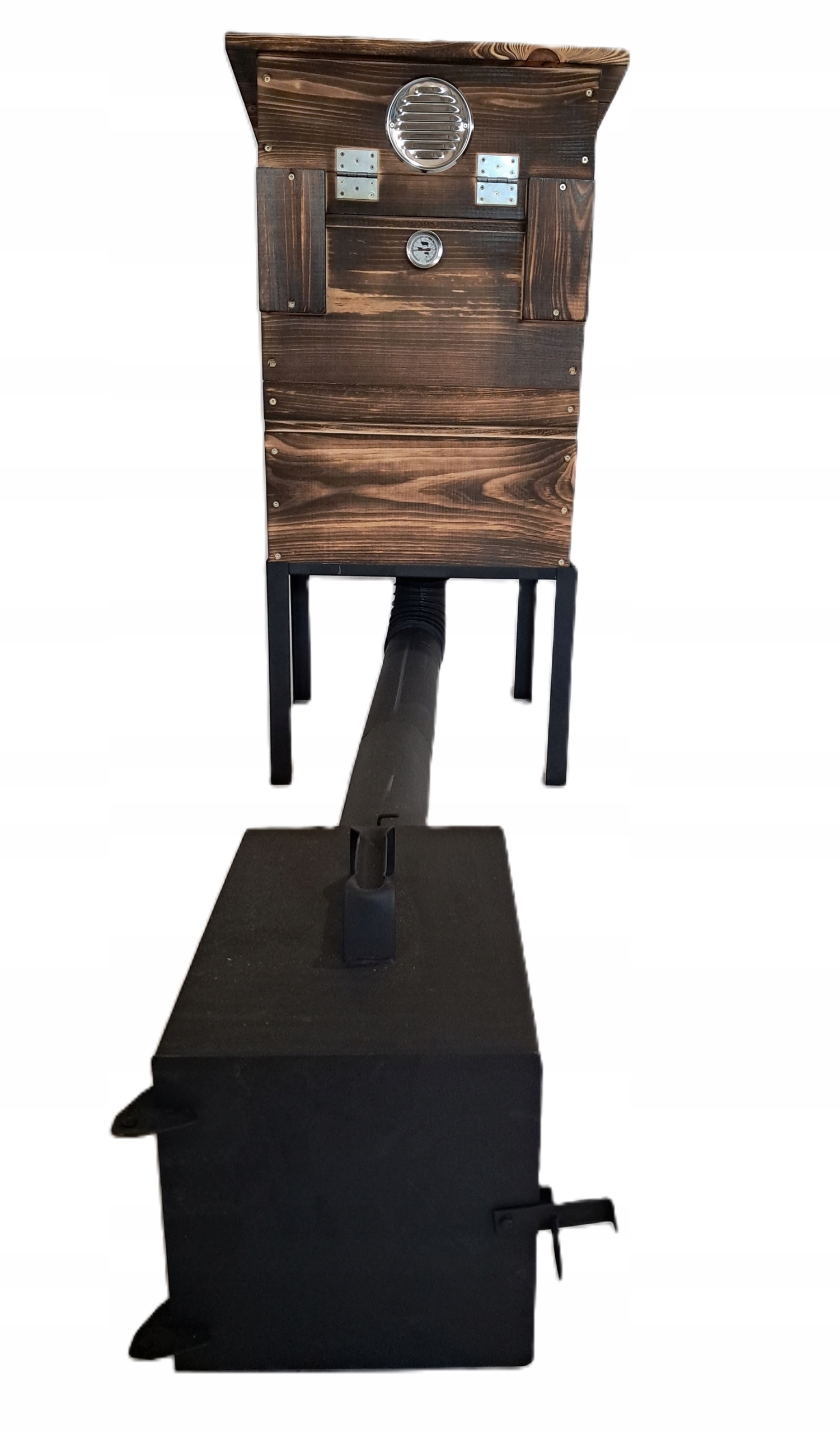 dřevěná udírna s tlustými prkny a kovovým ohništěm