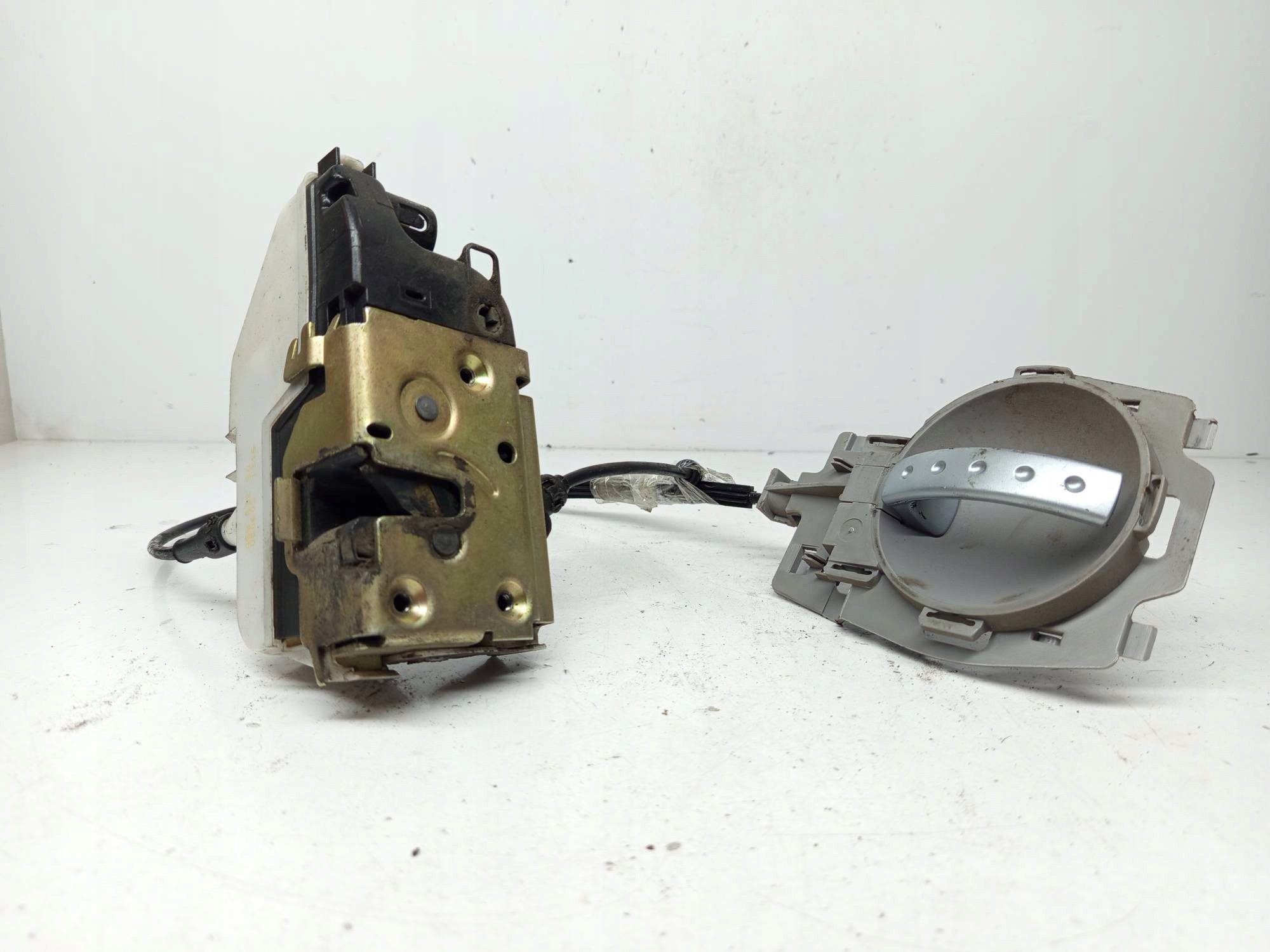 lock door right front Citroen C3 1.4 4 Pin 46983280