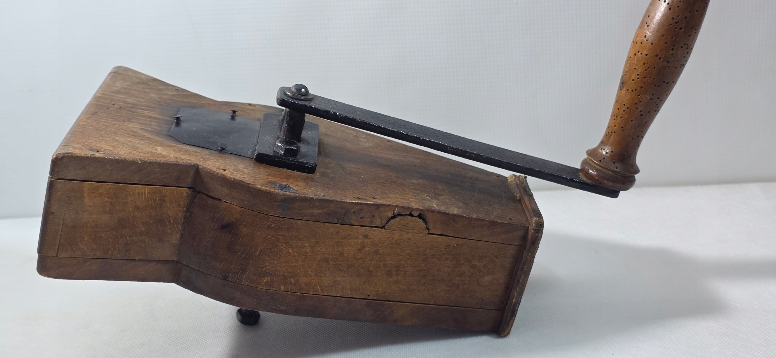 STARY DREWNIANY MASYWNY MŁYNEK 2,1KG 27CM