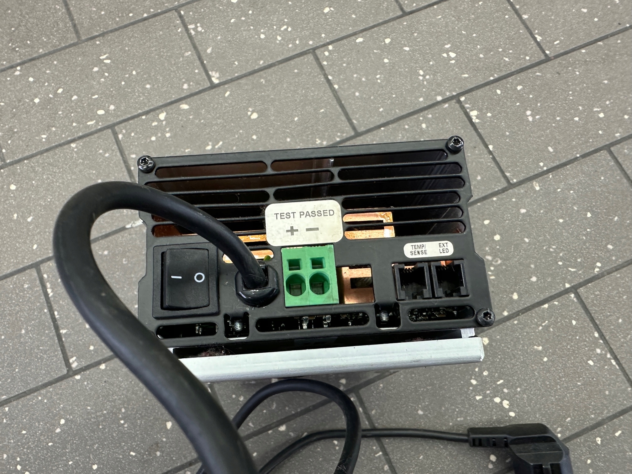 ŁADOWARKA LEAB Wbudowana ładowarka 12 V Producent części Inny