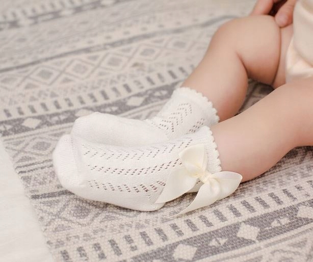 Skarpetki ażurowe niemowlęce rozm S 0-12 CHRZEST Odcień ecru