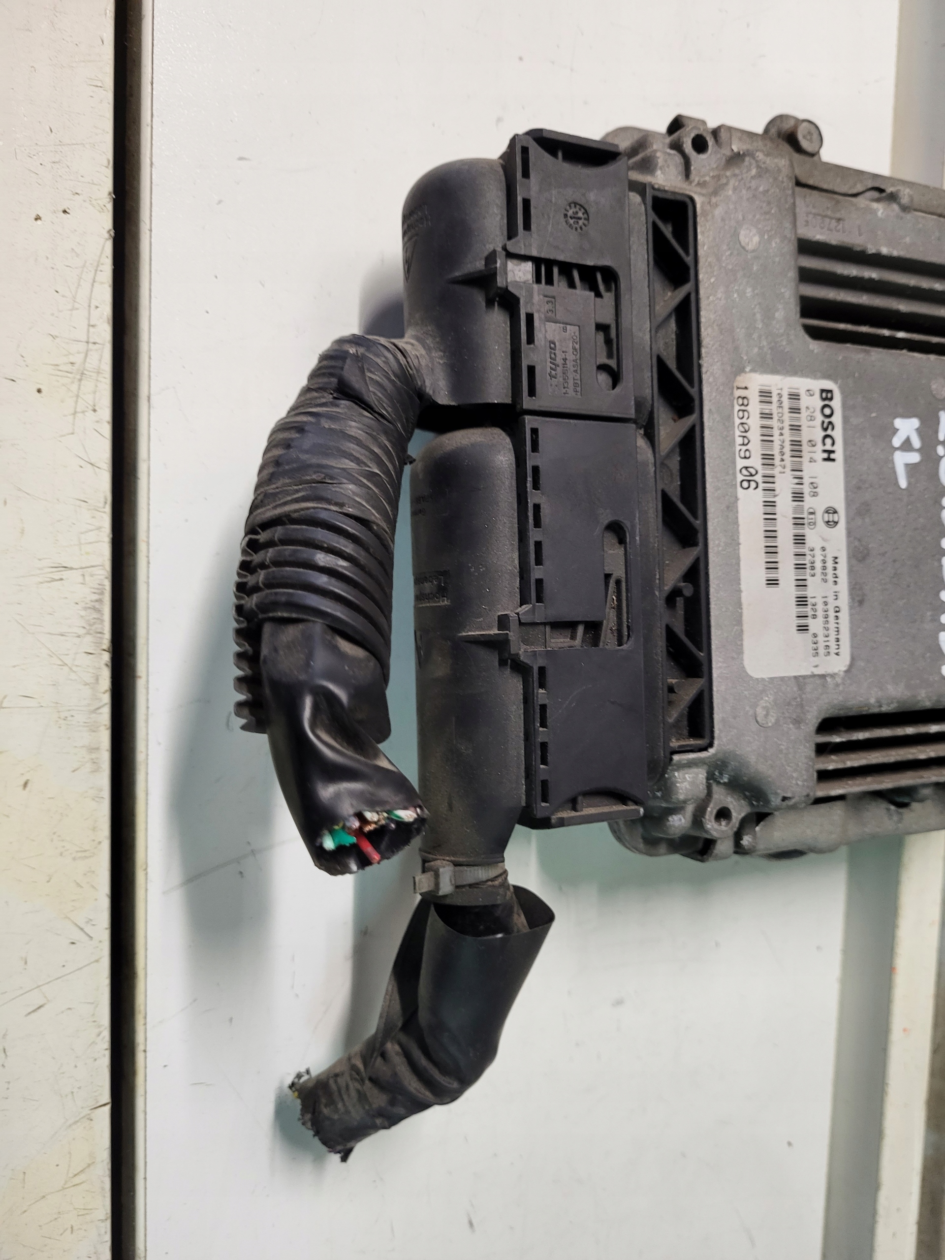 control unit of the engine MITSUBISHI OUTLANDER II 2.0 DID 1860A906