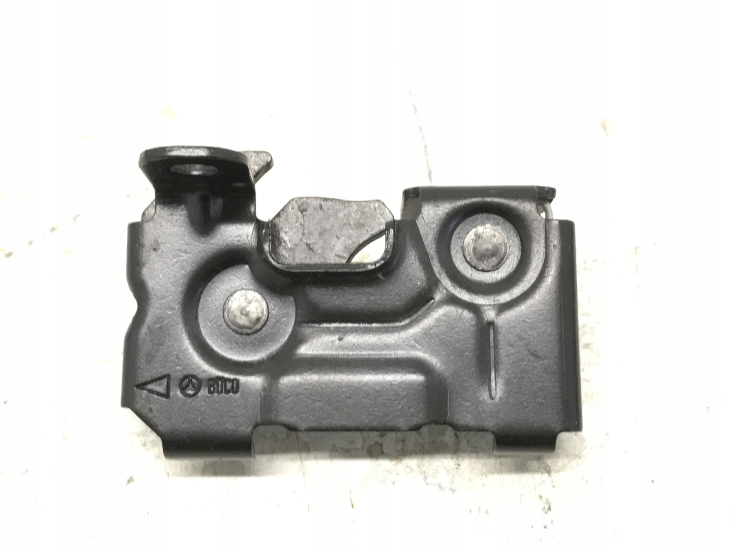 MERCEDES E Class W213 замок капота A2138804106