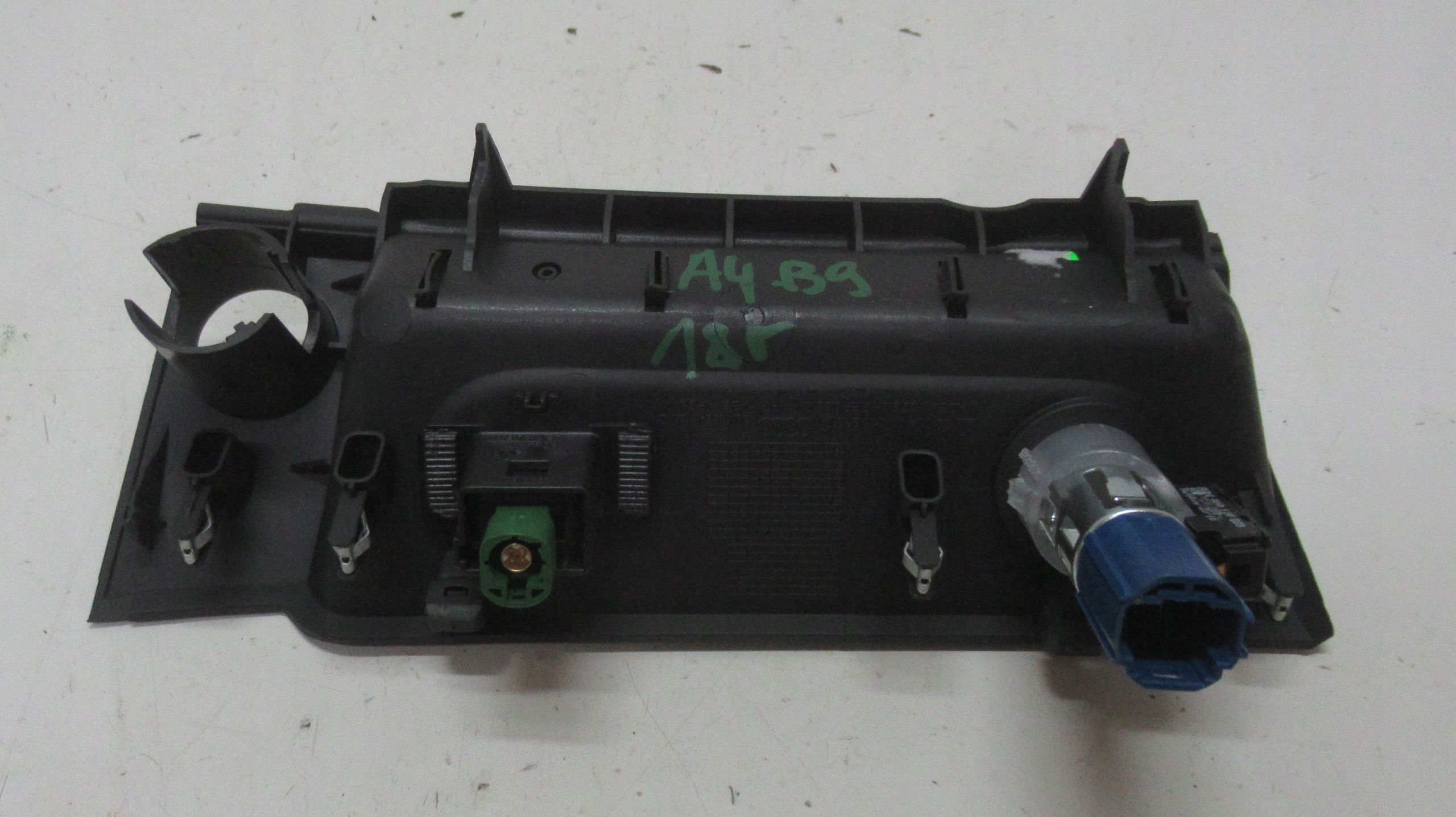 AUDI A4 B9 AVANT 3.0 TDI 18R Abdeckung, Hutablage Adapter, Stecker USB 8W1864131C
