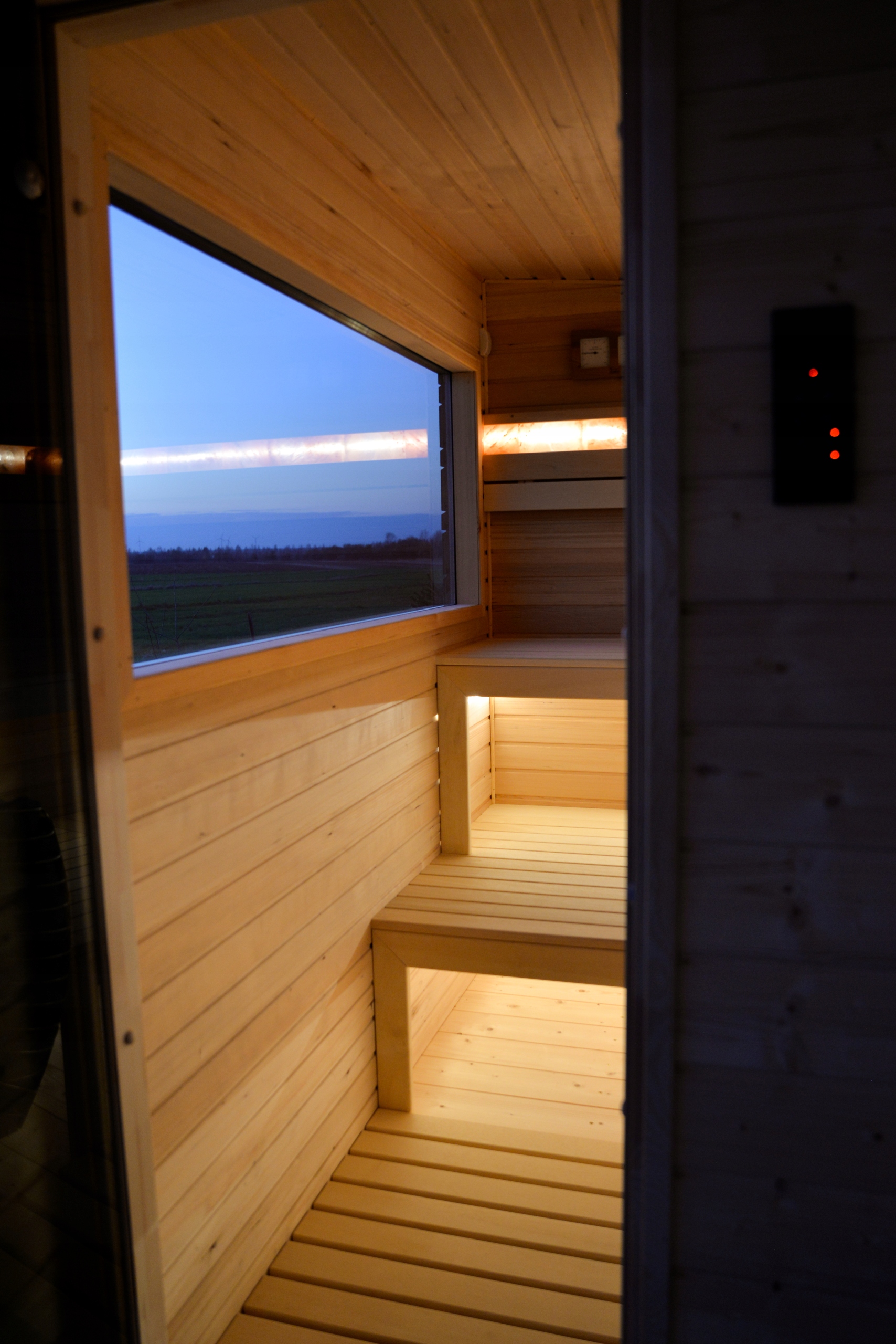 Moderni lauko sauna iš termo medienos nuotrauka 15
