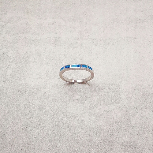 Stříbrný prstýnek s modrým opálem