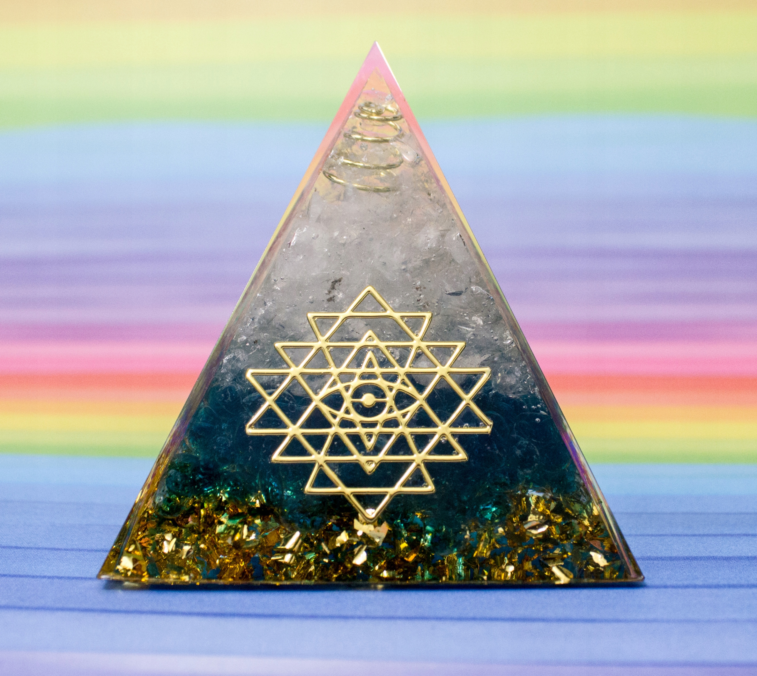 PIRAMIDKA ORGONIT KWARC GÓRSKI MIEDŹ PREZENT HARMONIZACJA CZAKR 5 cm Waga produktu z opakowaniem jednostkowym 0.3 kg