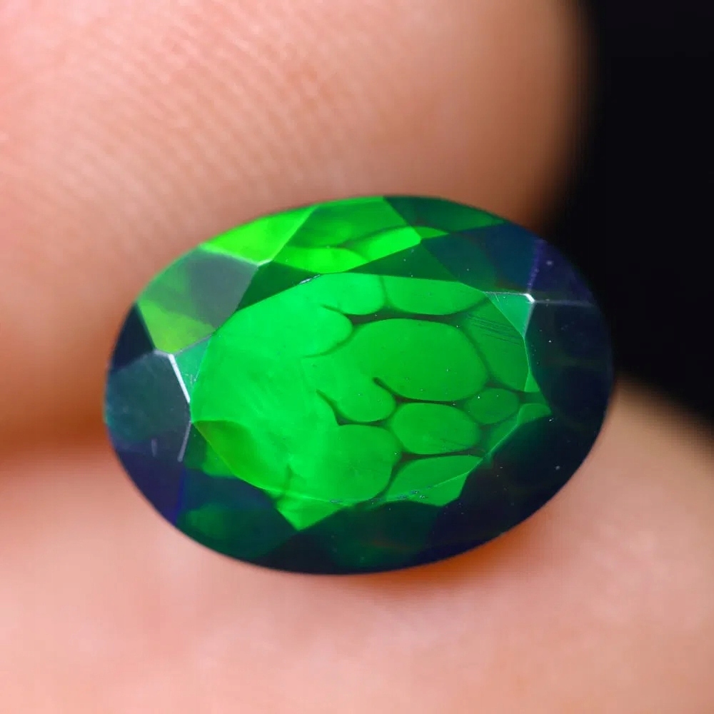 Přírodní opál černý 1.74 ct Ovál Etiopie certifikát Wbd