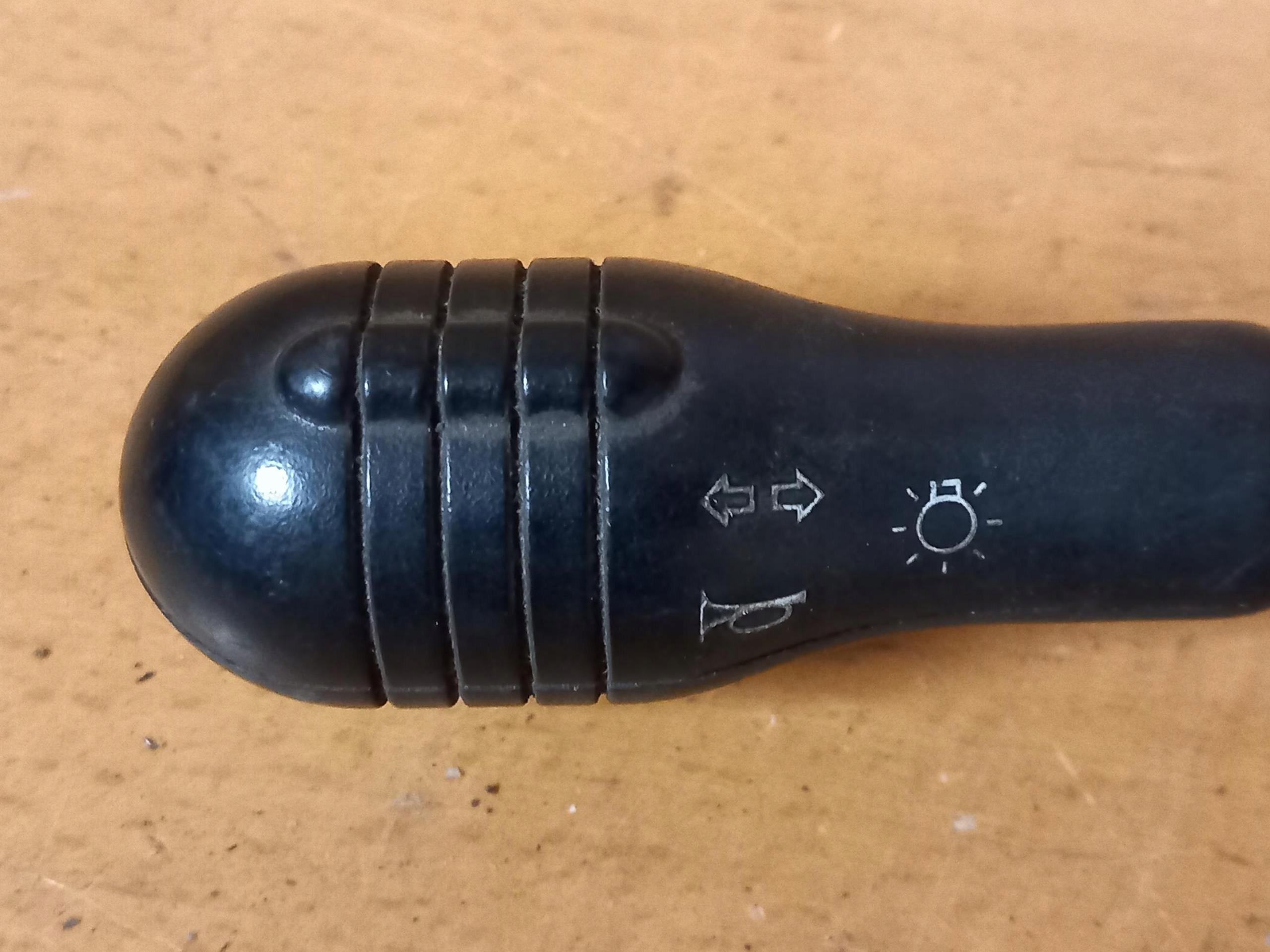 Bouton MANETKA Indicateurs de direction RENAULT TWINGO et 93-07