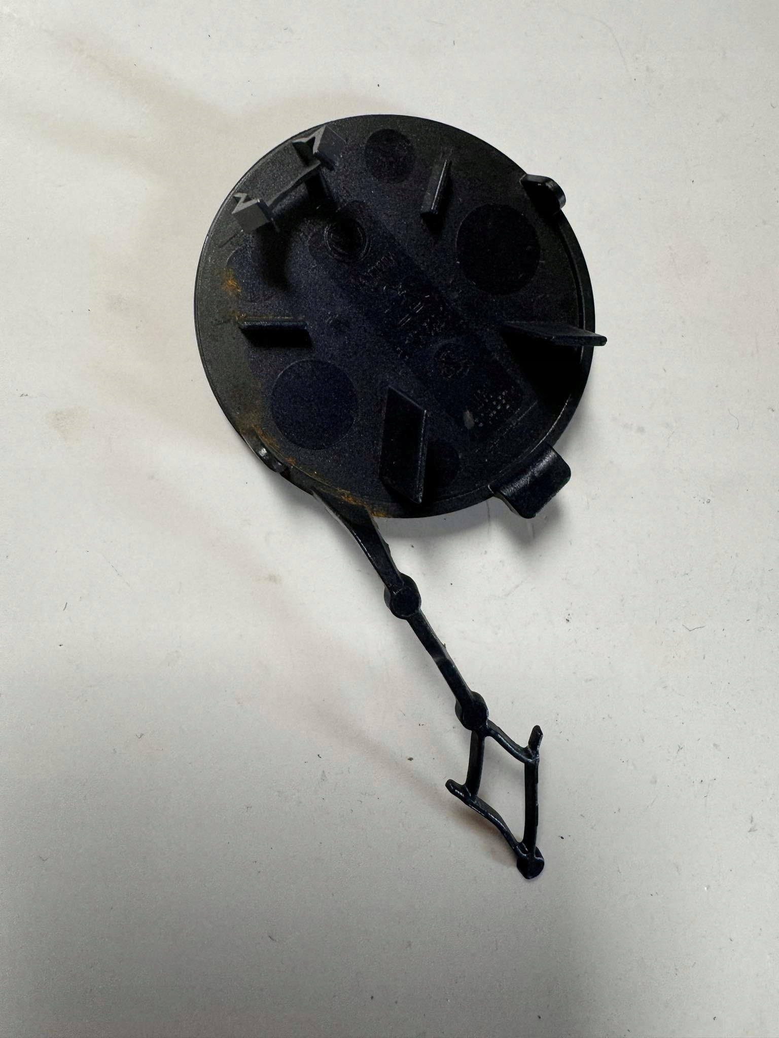 VW ID.4 23r. -> Abschleppöse der Stoßstange vorne 11A807241
