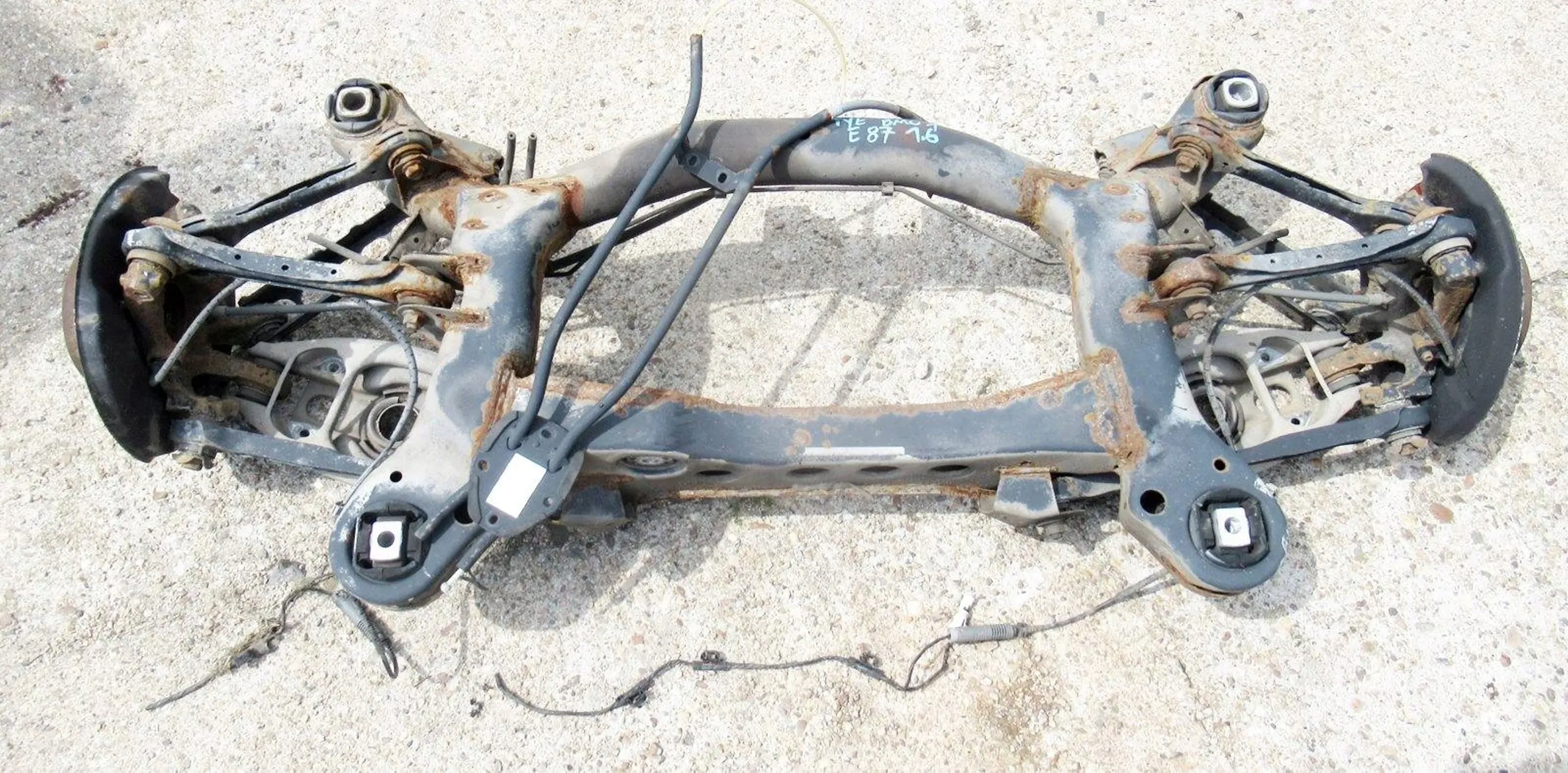BMW 1 E87 1.6 BELKA ZAWIESZENIE TYŁ TYLNA