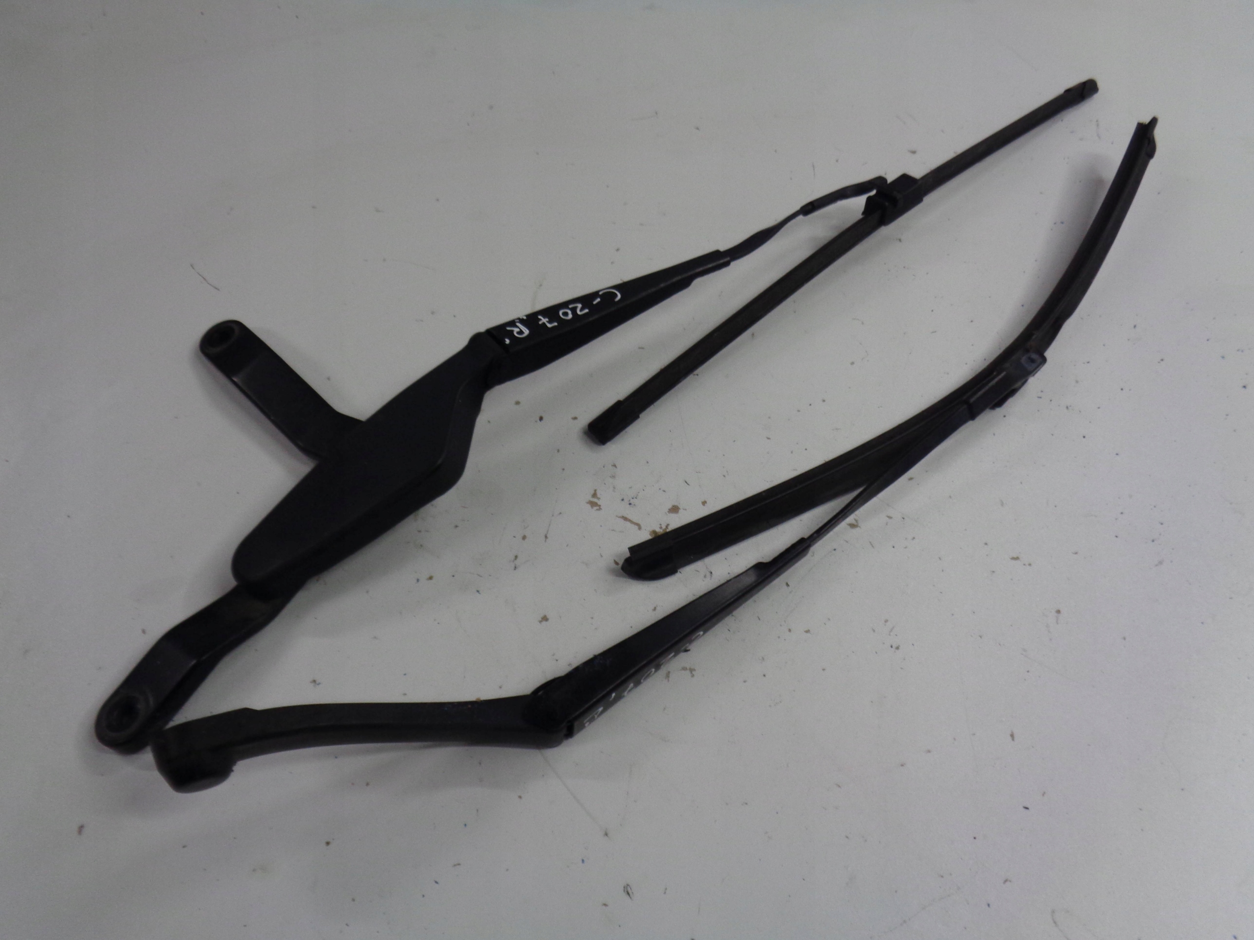 A2078200744 - MERCEDES W212 C207 W207 важіль склоочисника передній