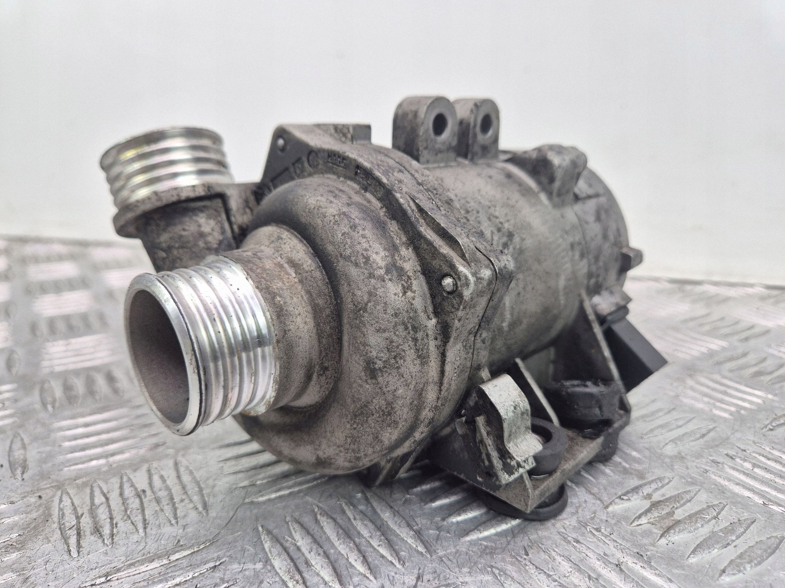 BMW 3 E90 E91 330i water pump 7545201 N52B30AF