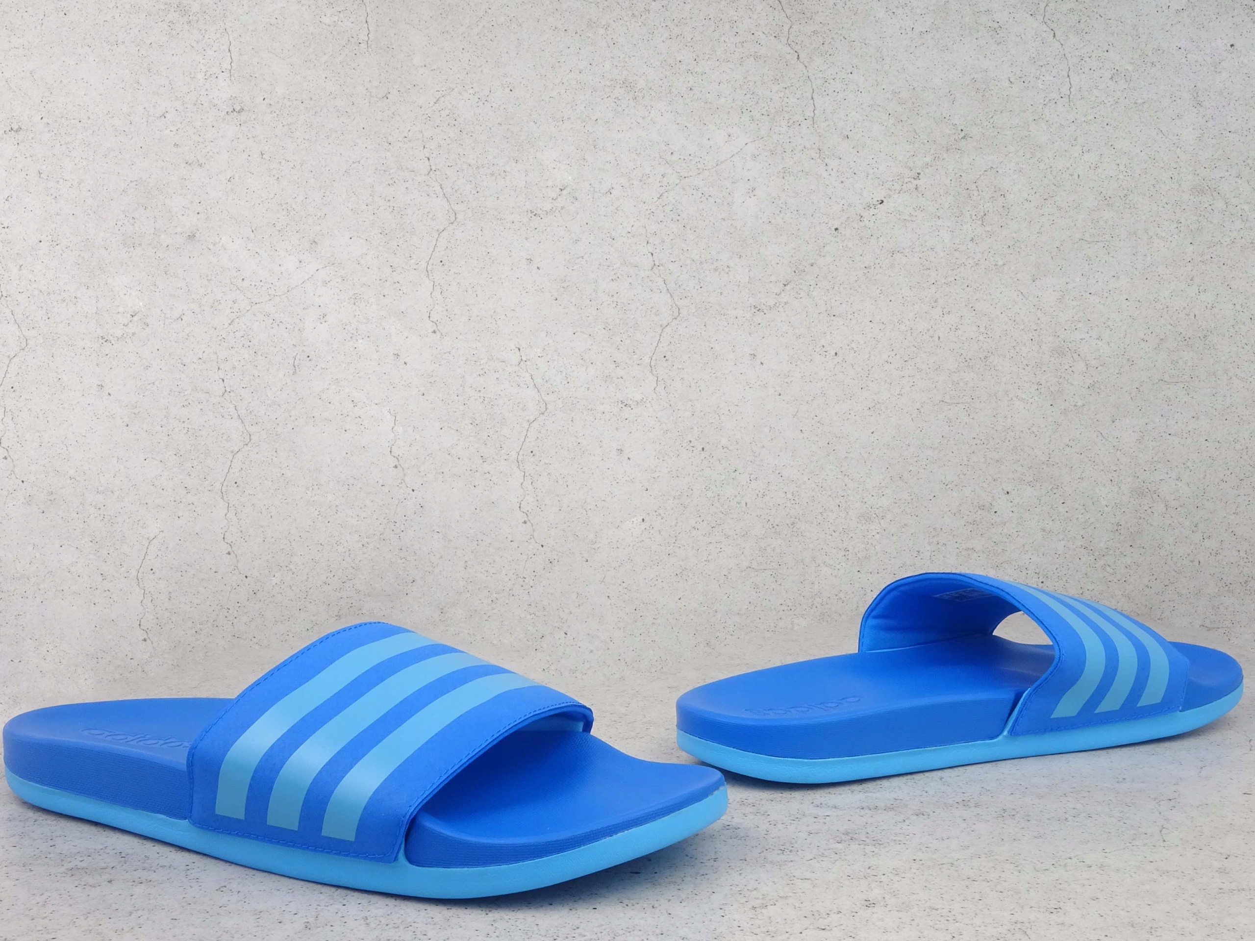 ADIDAS ADILETTE COMFORT GV7879 KLAPKI PLAŻA BASEN Wzór dominujący logo
