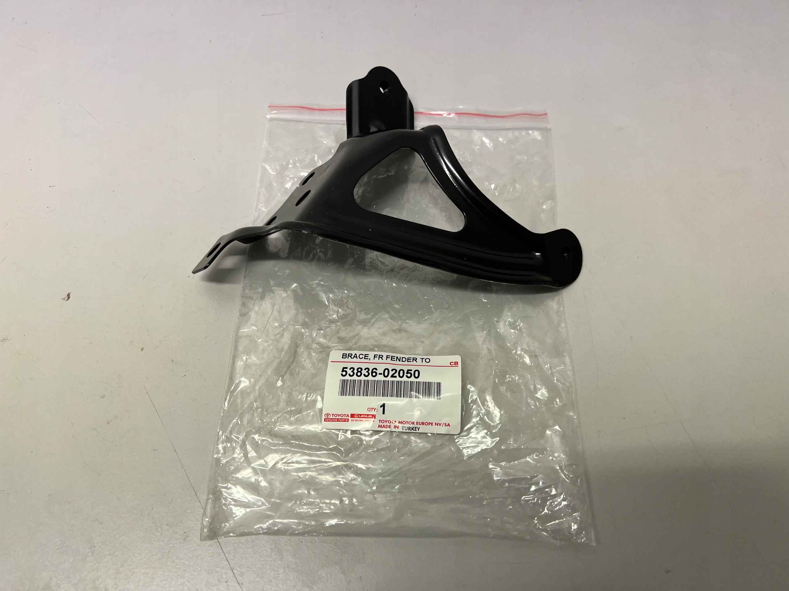 53836-02050 - Toyota COROLLA E21 Sedan кронштейн крыла левый P