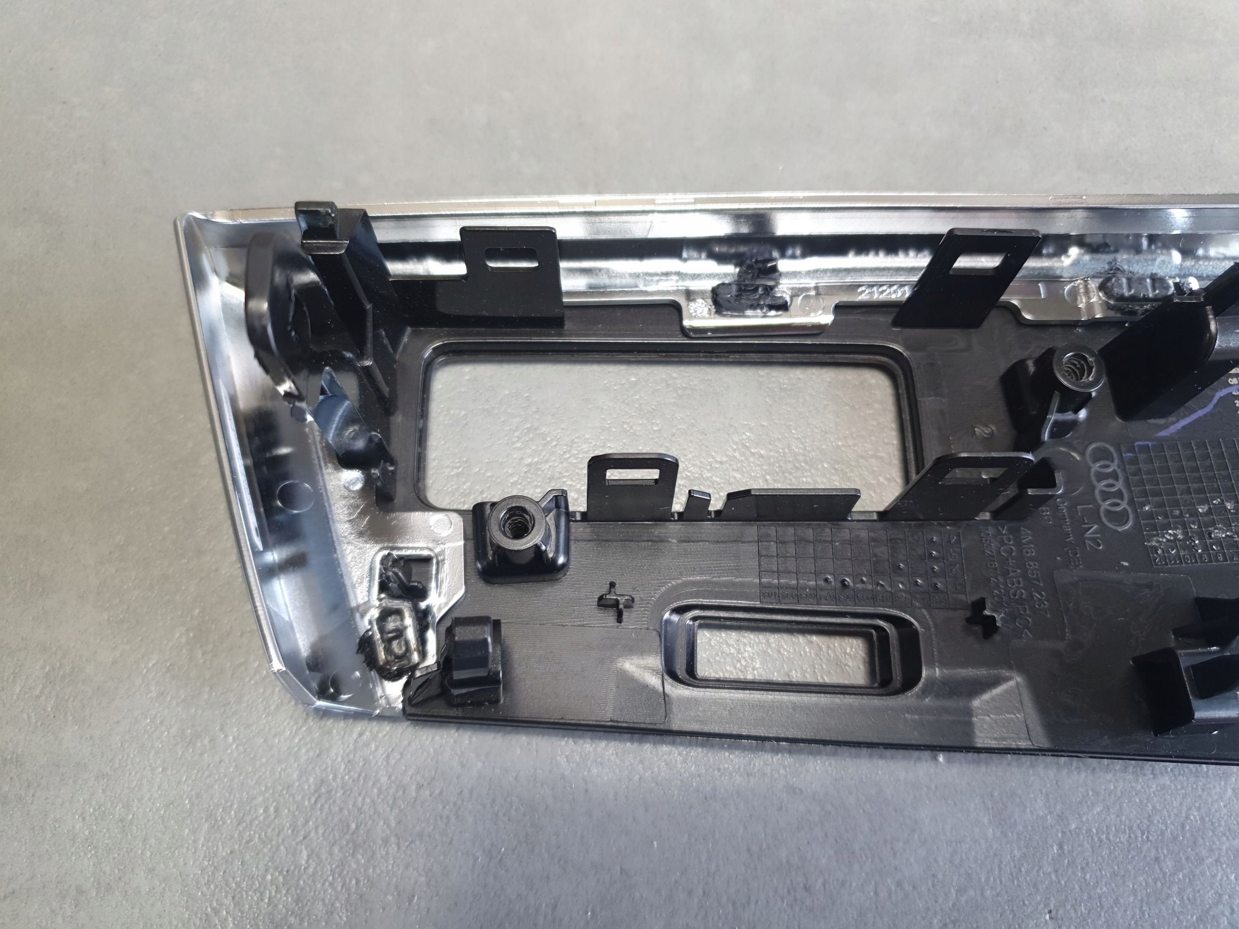 Audi Q8 decorative trim of the dashboard 4M8857237