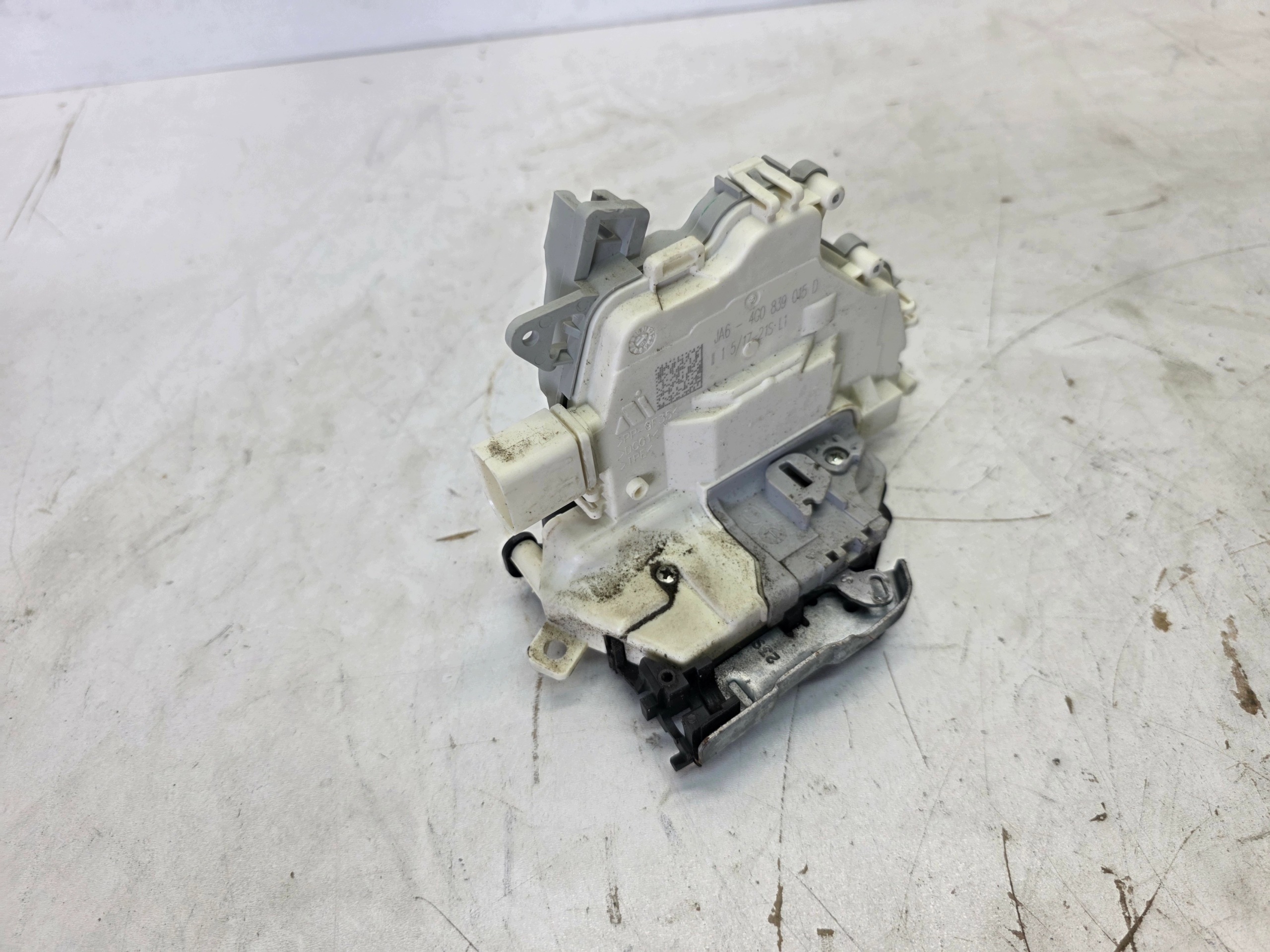 lock door left rear part AUDI A6 C7 Q3 4G0839015D 8-PIN