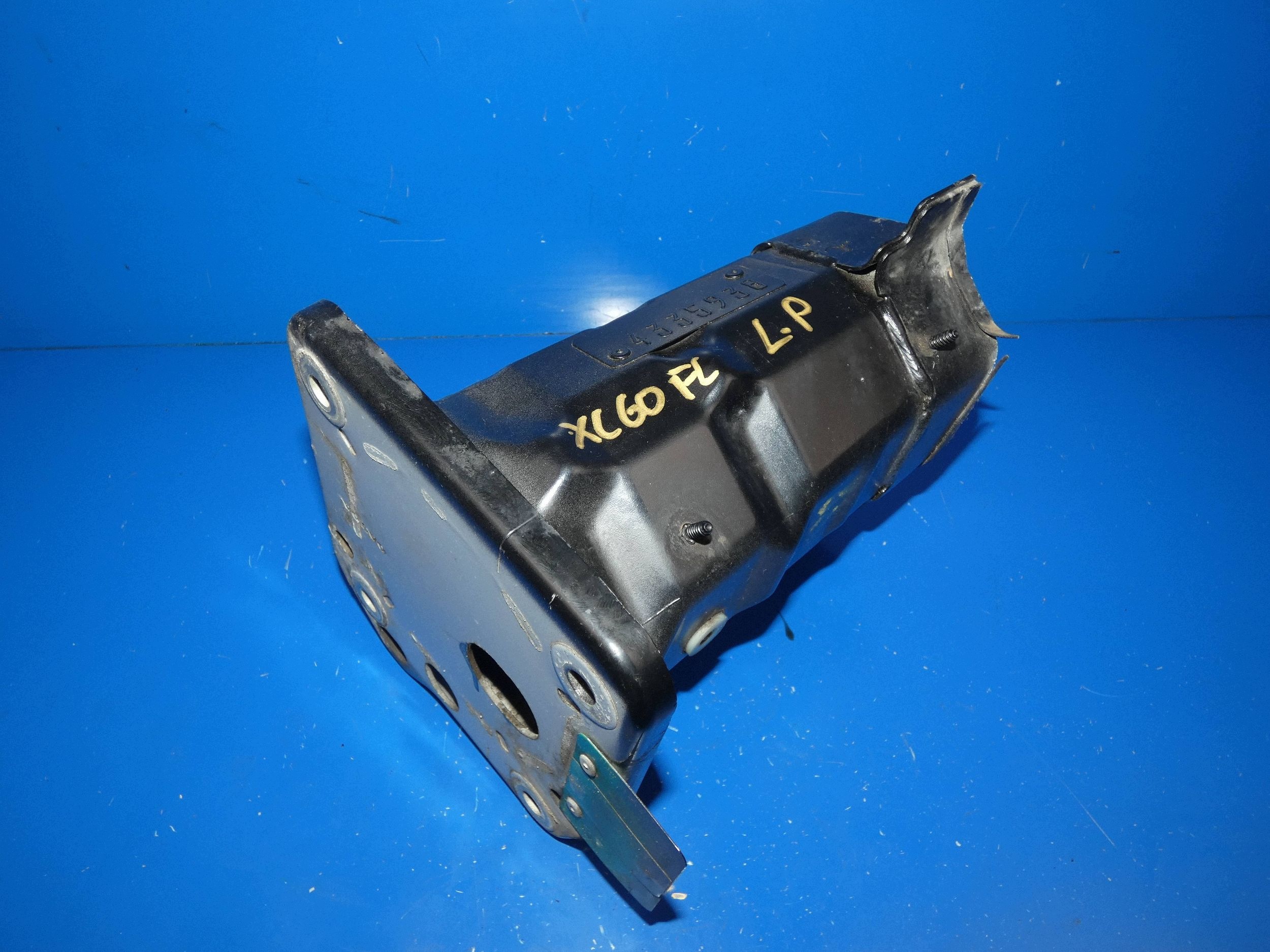 VOLVO XC60 and beam tip tip quarter left front