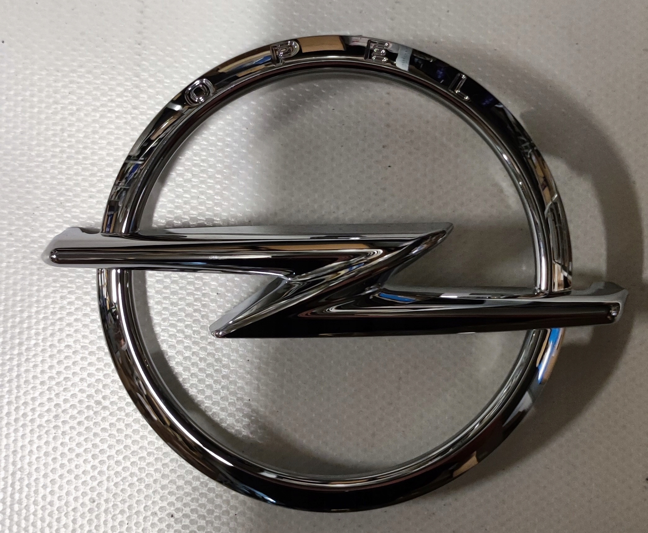 39130500 EMBLEMAT CHROM GRILLA OE OPEL ASTRA K 19-