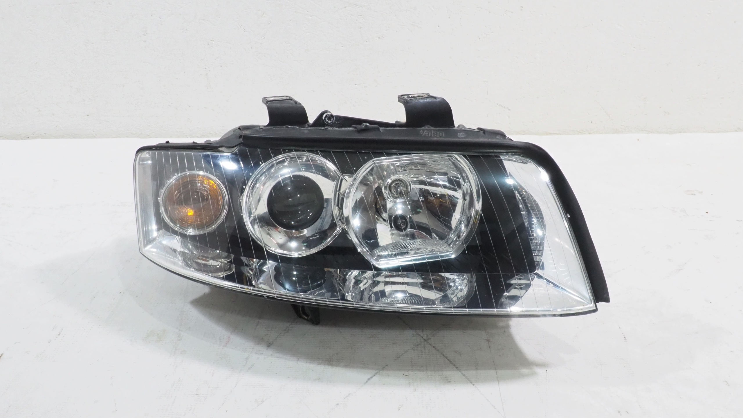 Audi A4 B6 feu droit avant 8E0941030C