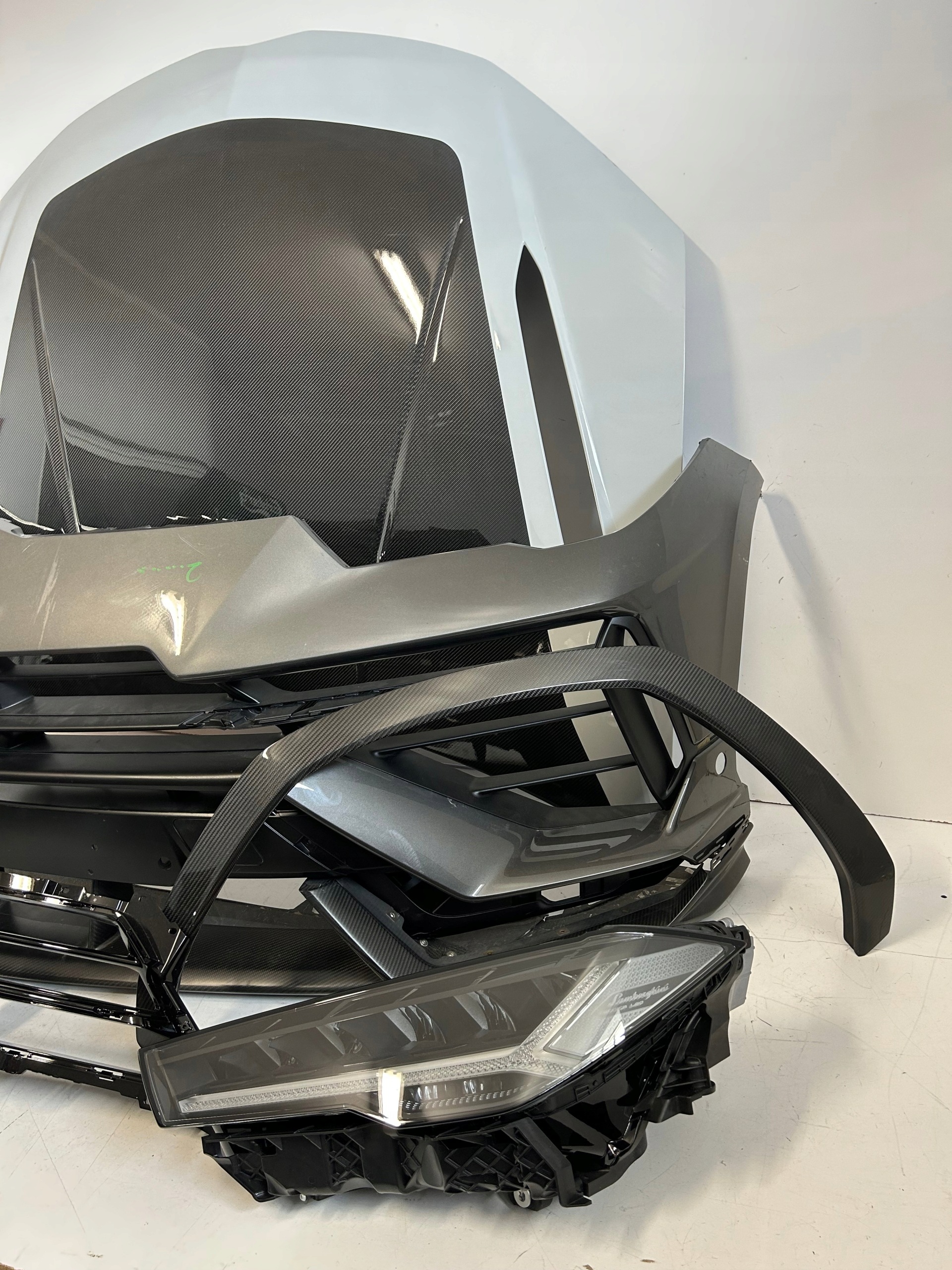 front bumper, bonnet, lights, mouldings Carbon Lamborghini Urus Performante